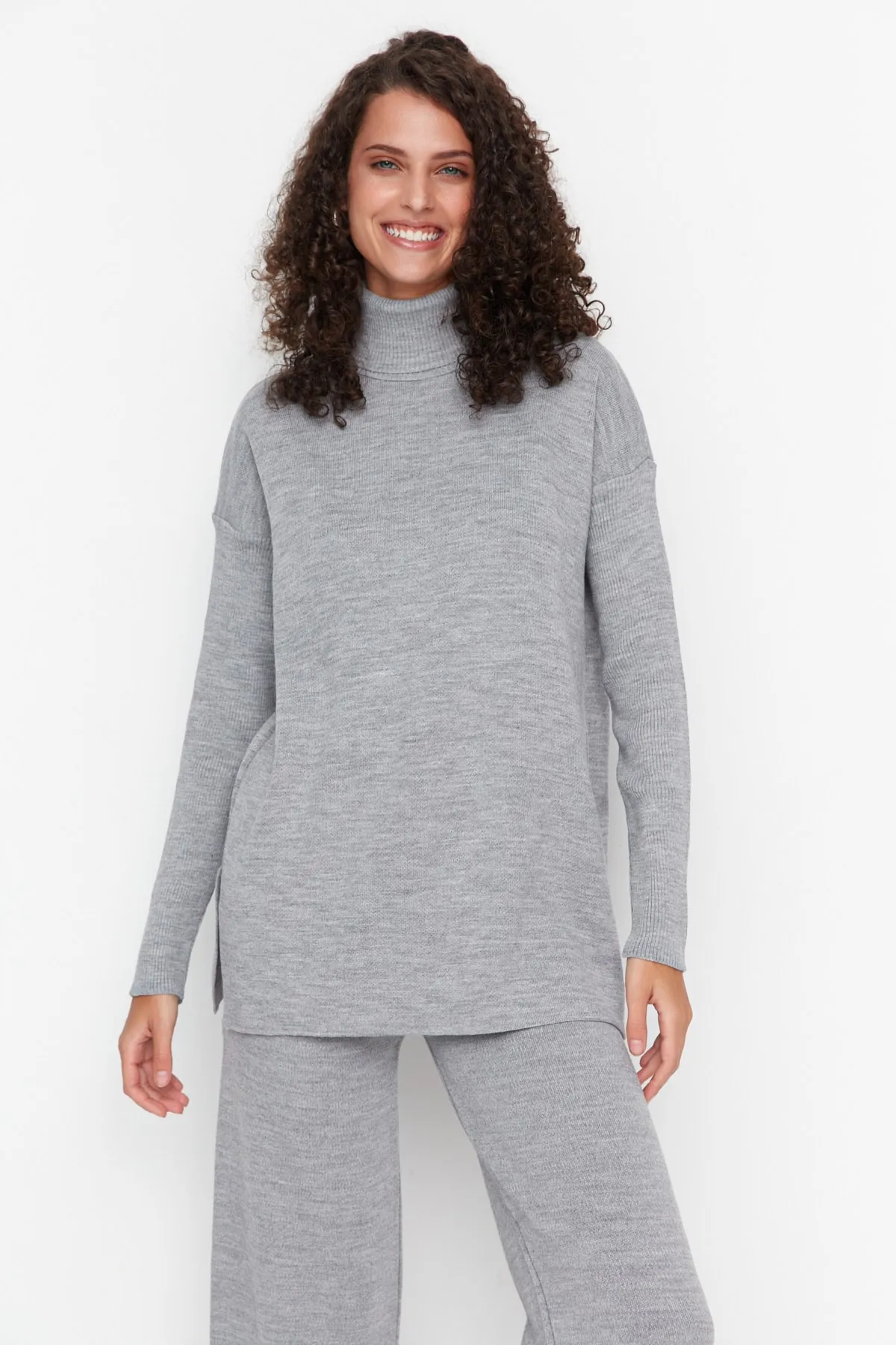 Trendyol Collection  Graues Rollkragenpullover-Hosen-Set aus Oberteil und Unterteil mit Schlitzdetail TWOAW22AU0102