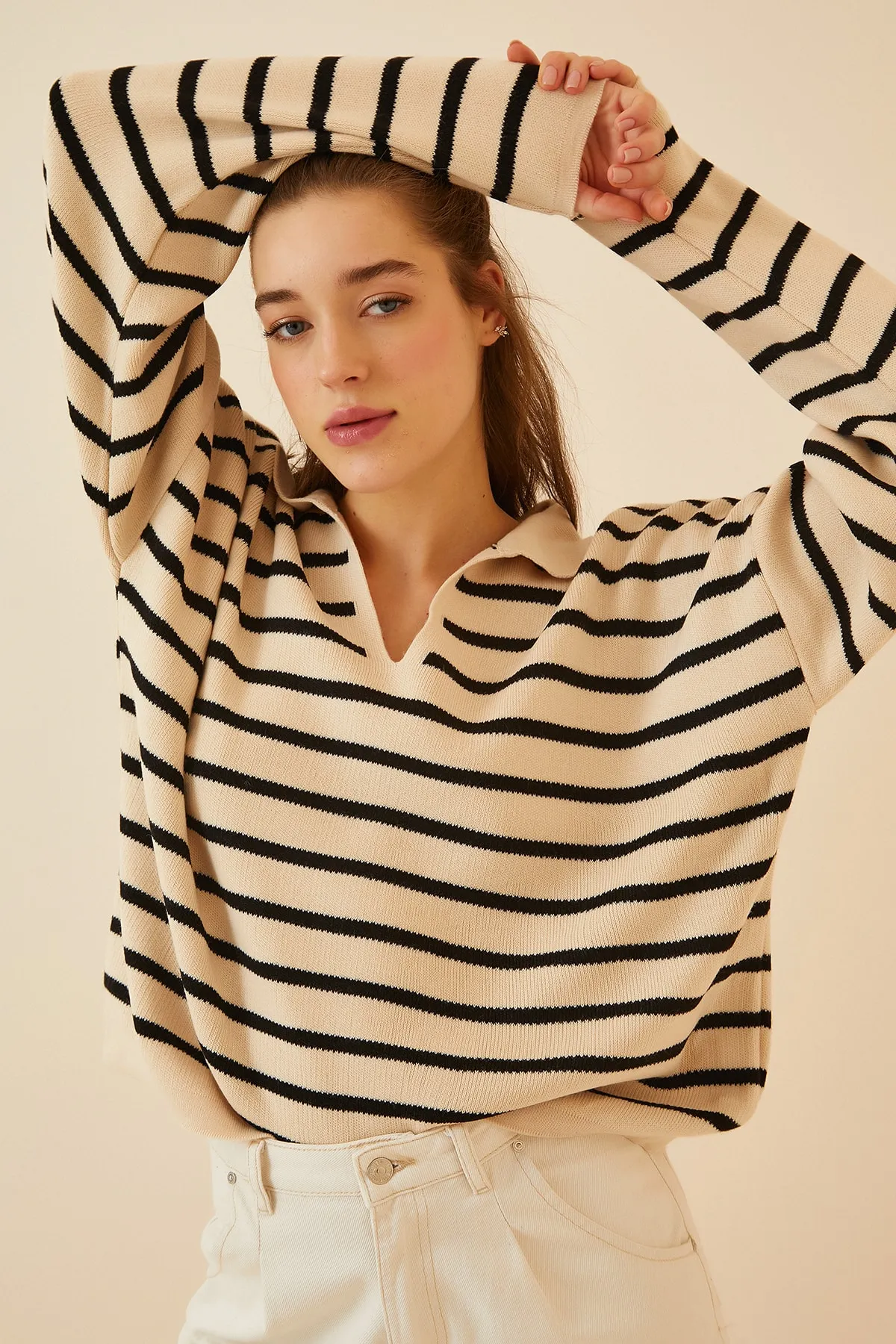 Happiness İstanbul  Kurzes Strick-Sweatshirt mit Polokragen für Damen in Dunkelcreme US00293