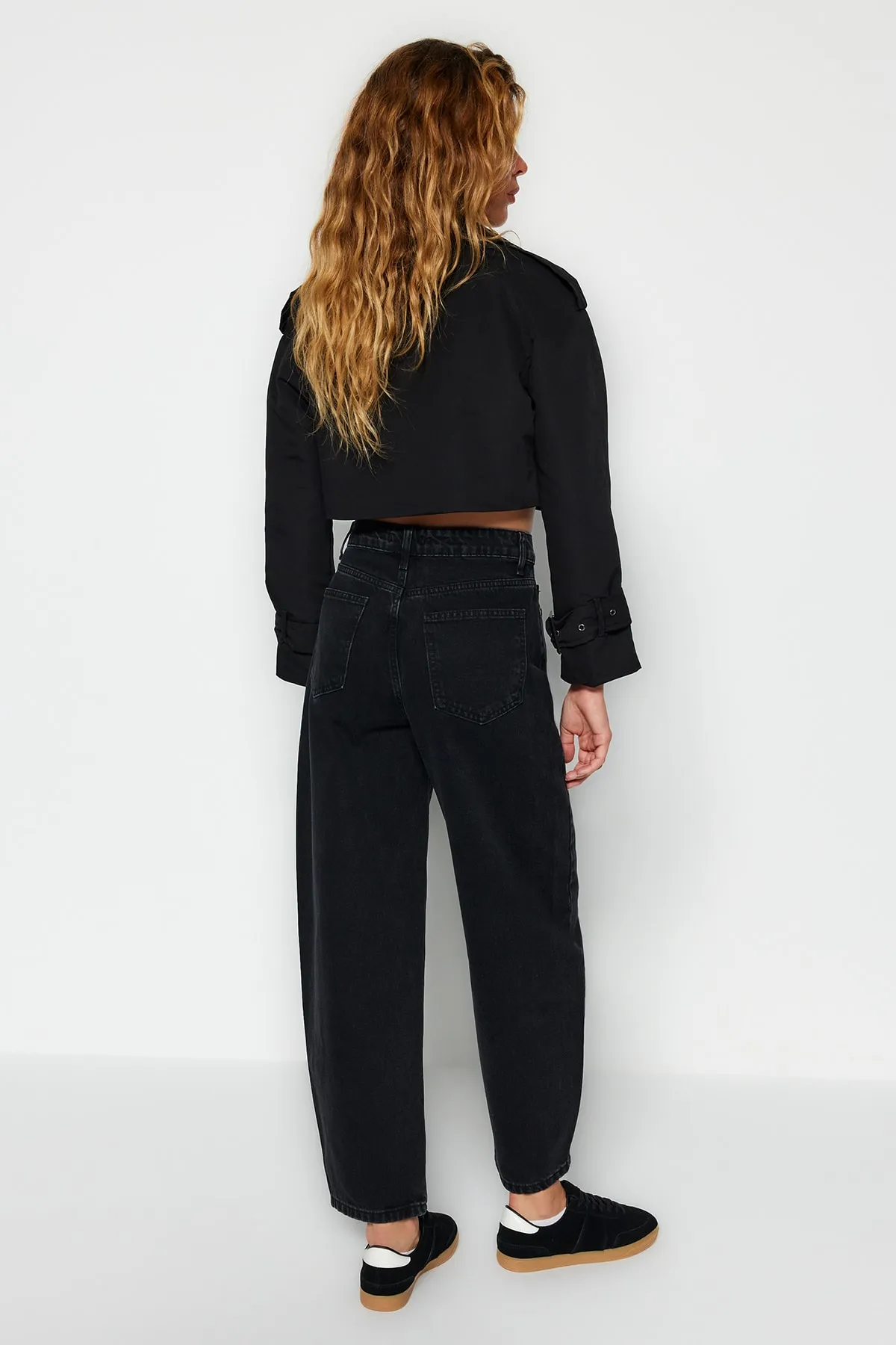Trendyol Collection  Schwarze Barrel-Jeans mit hoher Taille TWOSS23JE00295