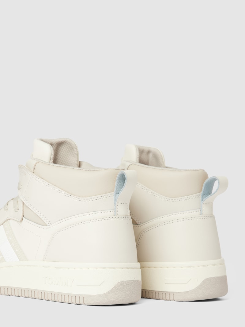 Sneaker mit Label-Detail in beige
