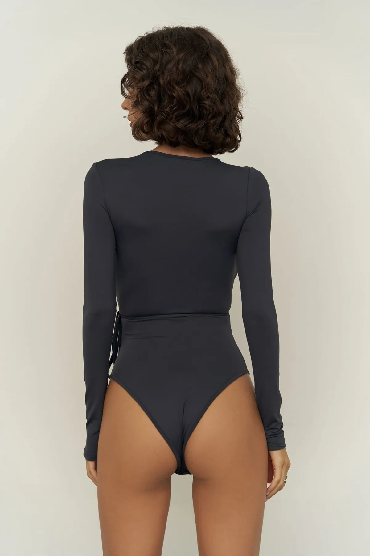MAİ COLLECTİON  Anthrazitfarbener Body von Fiori