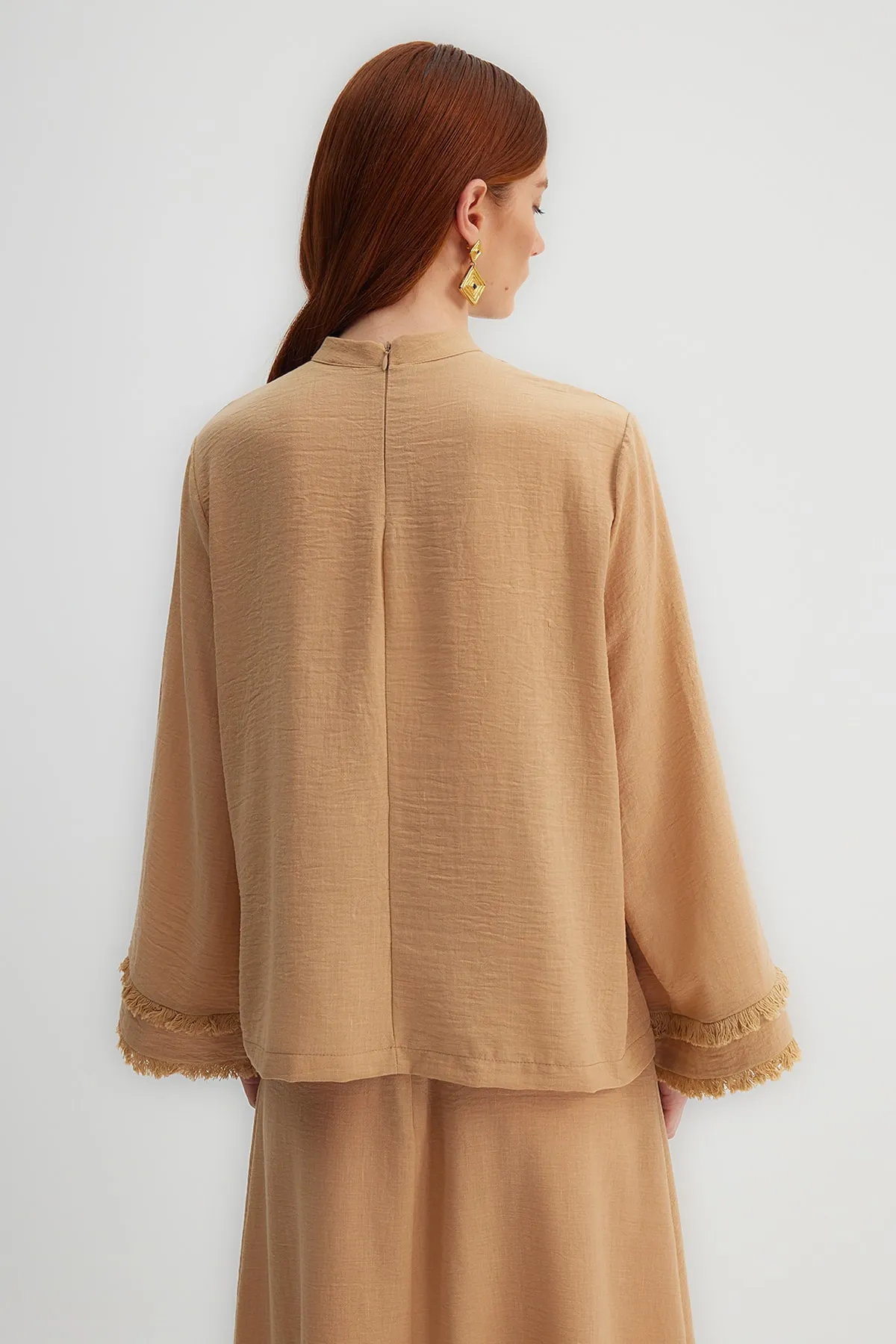 Trendyol Modest  X Kevser Sarıoglu Beige gewebte Tunika mit Stehkragen und Quastendetail TCLSS23UK00008