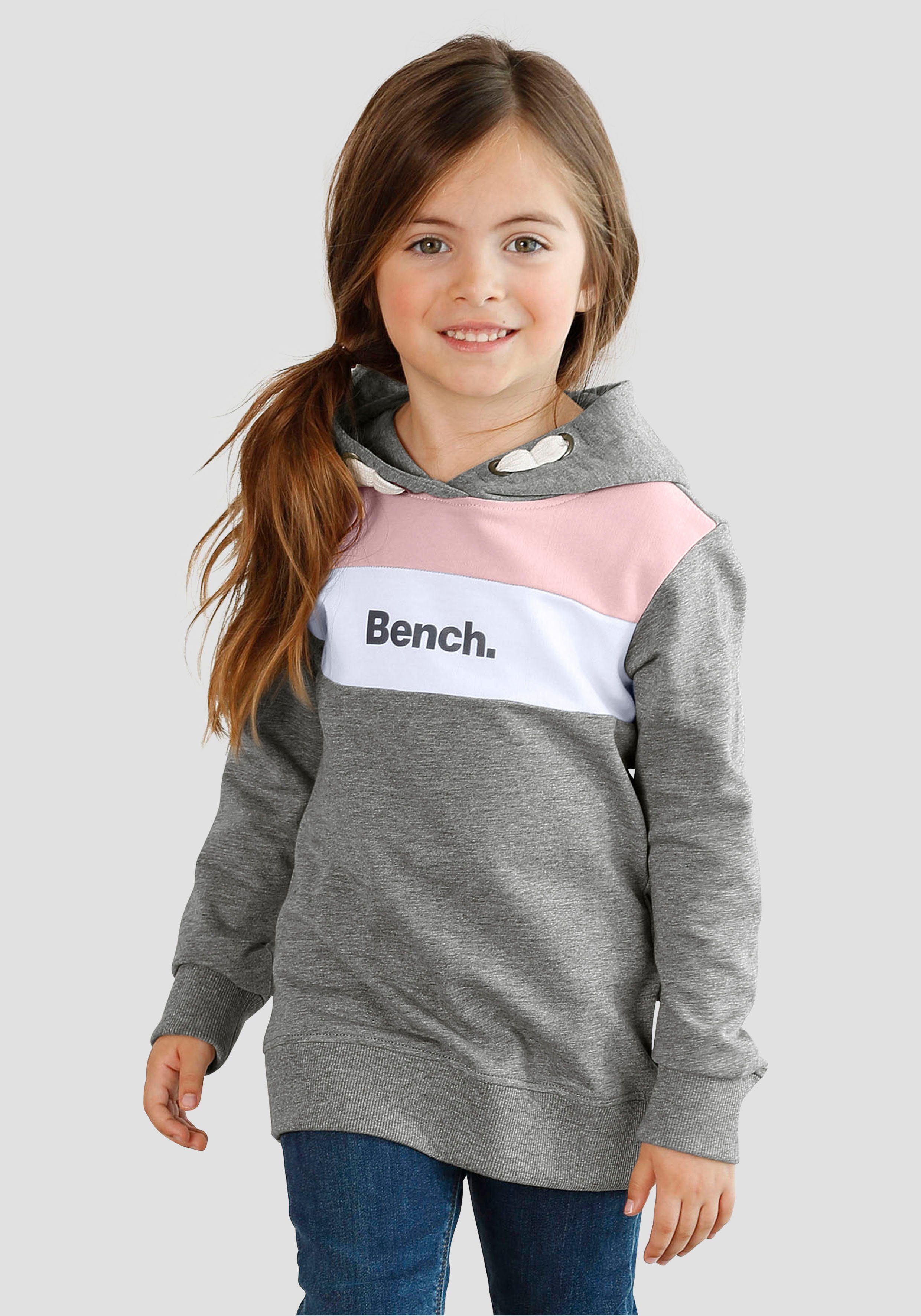 Bench. Kapuzensweatshirt mit kontrastfarbenen Einsätzen