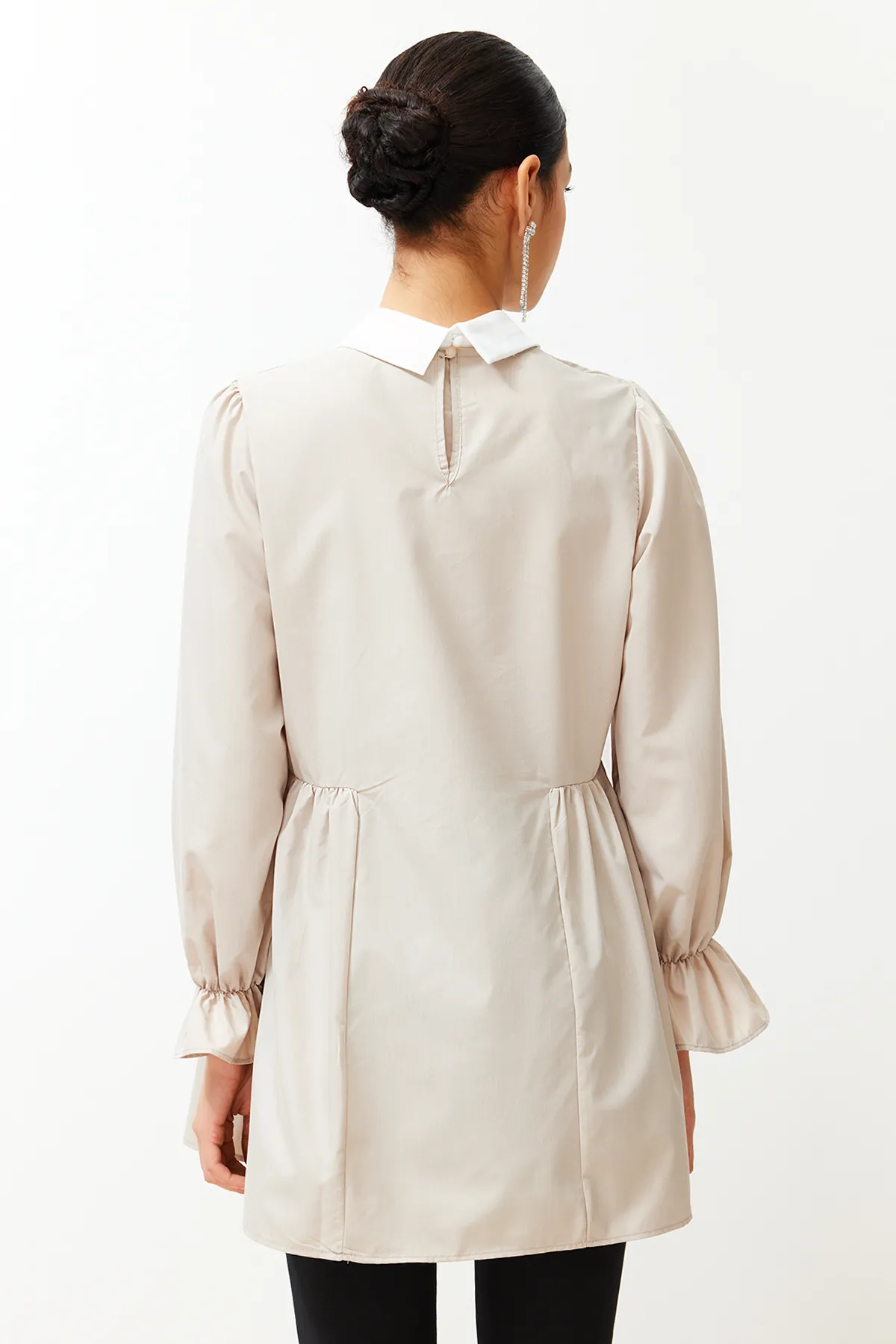 Trendyol Modest  Baumwoll-Tunika mit Perlenkragen und Steindetail TCTSS24UK00002