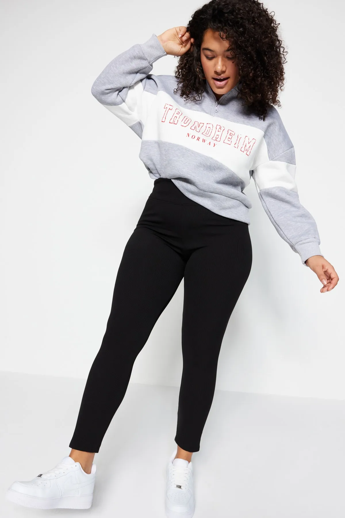 Trendyol Curve  Schwarze Strickstrumpfhose mit Fleece-Innenseite TBBAW23BV00017