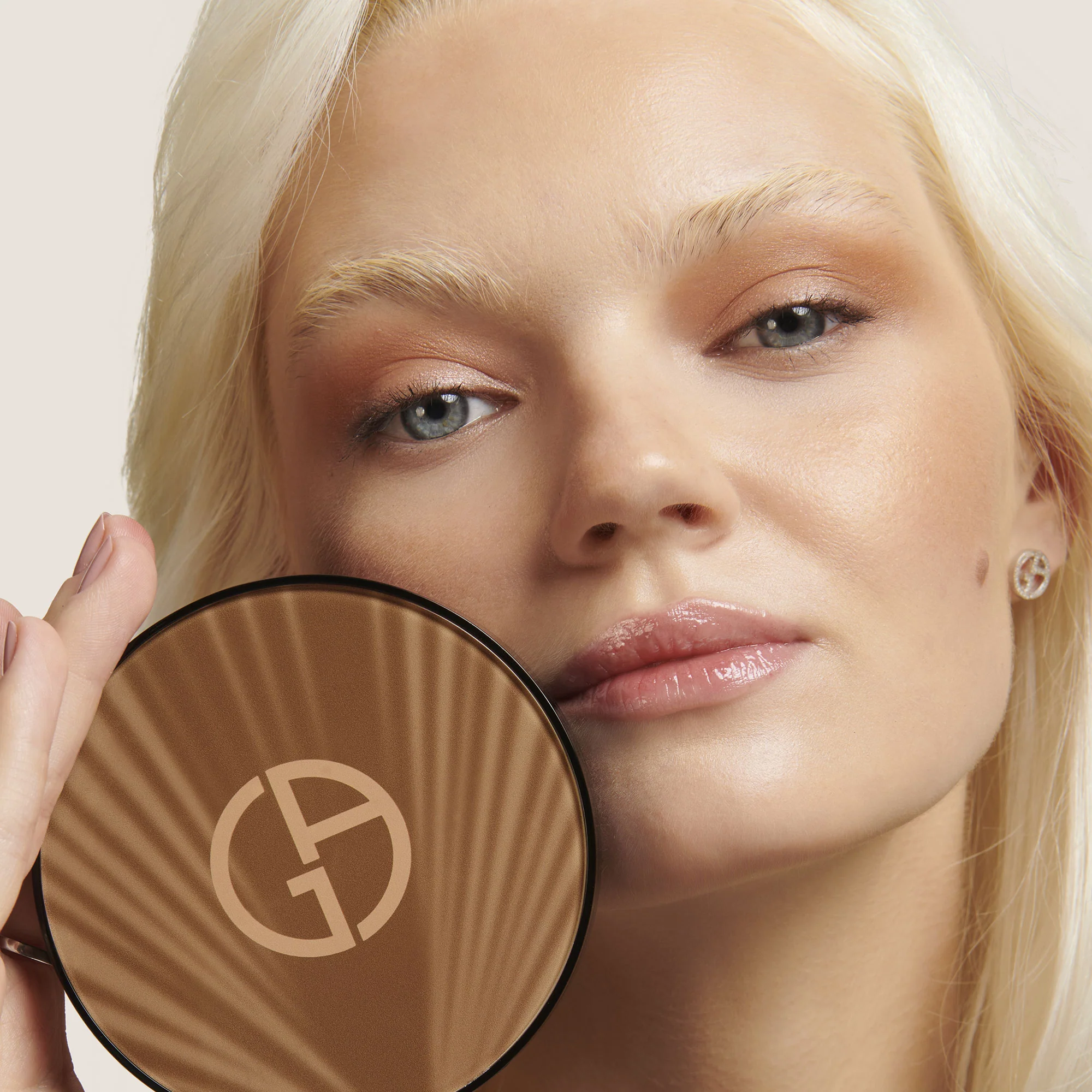 Rozświetlający bronzer do twarzy o jedwabistym blasku – brąz