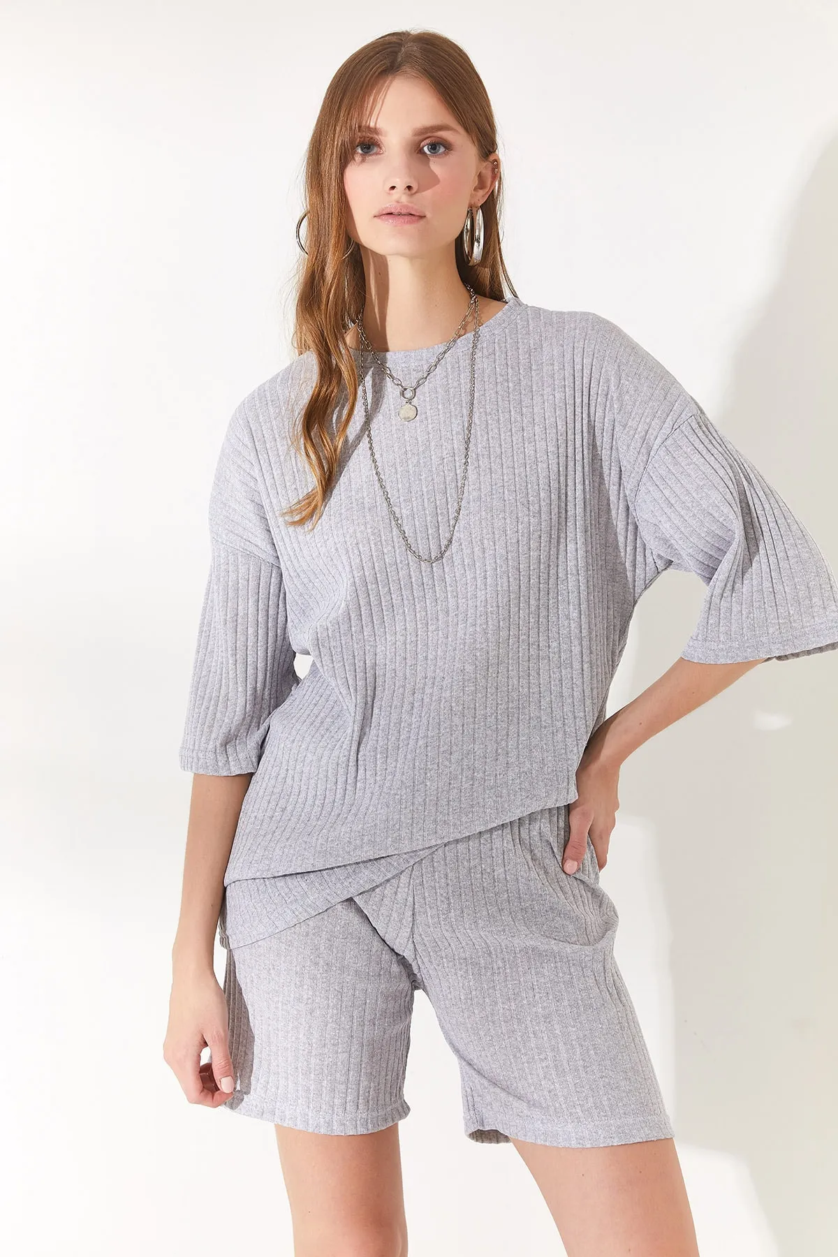 Olalook  Graues Damen-Set mit Unterteil, kurzer Strumpfhose, Oberteil und lockerer Bluse TKM-19000200
