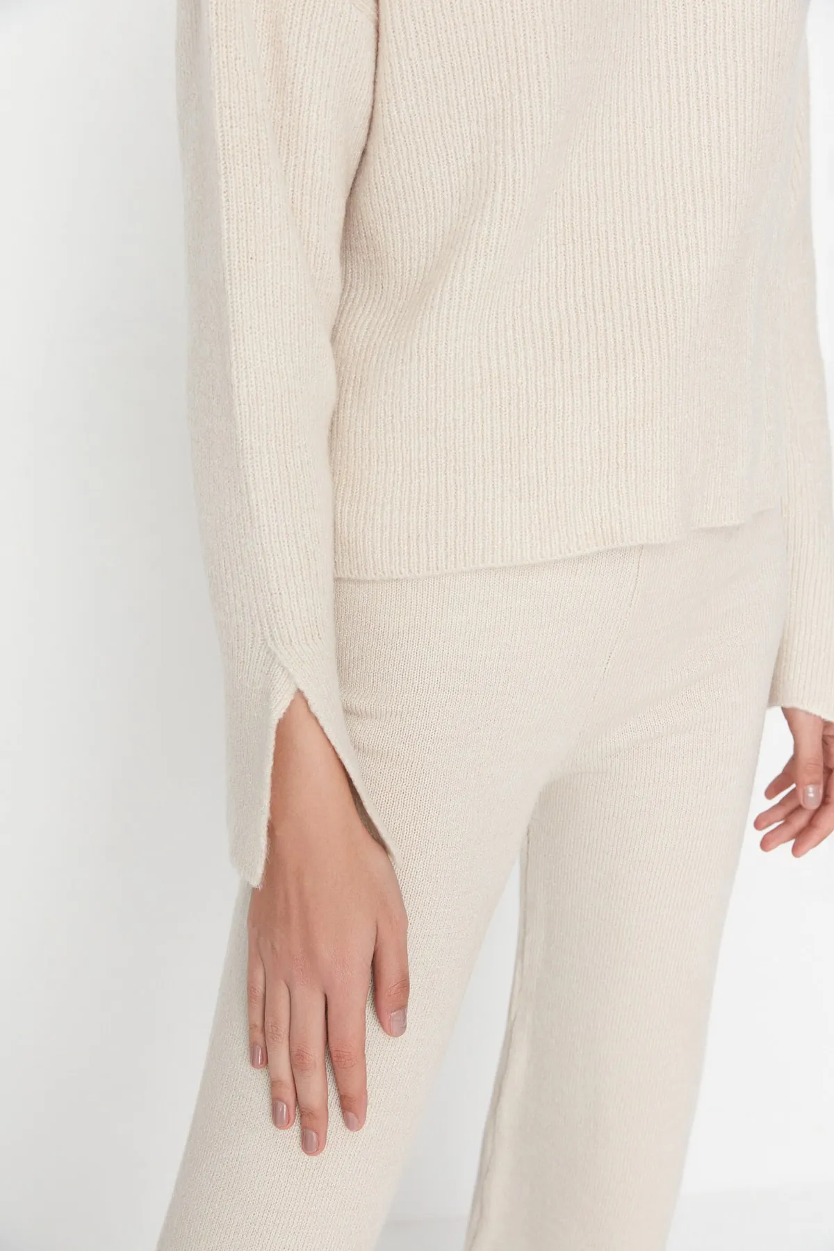 Trendyol Collection  Set aus weichem, strukturiertem Basic-Strickoberteil und -unterteil mit Hose in Stone TWOAW22AU0312