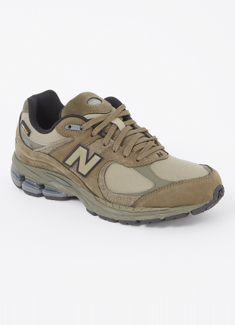 Sneakersy New Balance 2002 z detalami ze zamszu i siateczki.