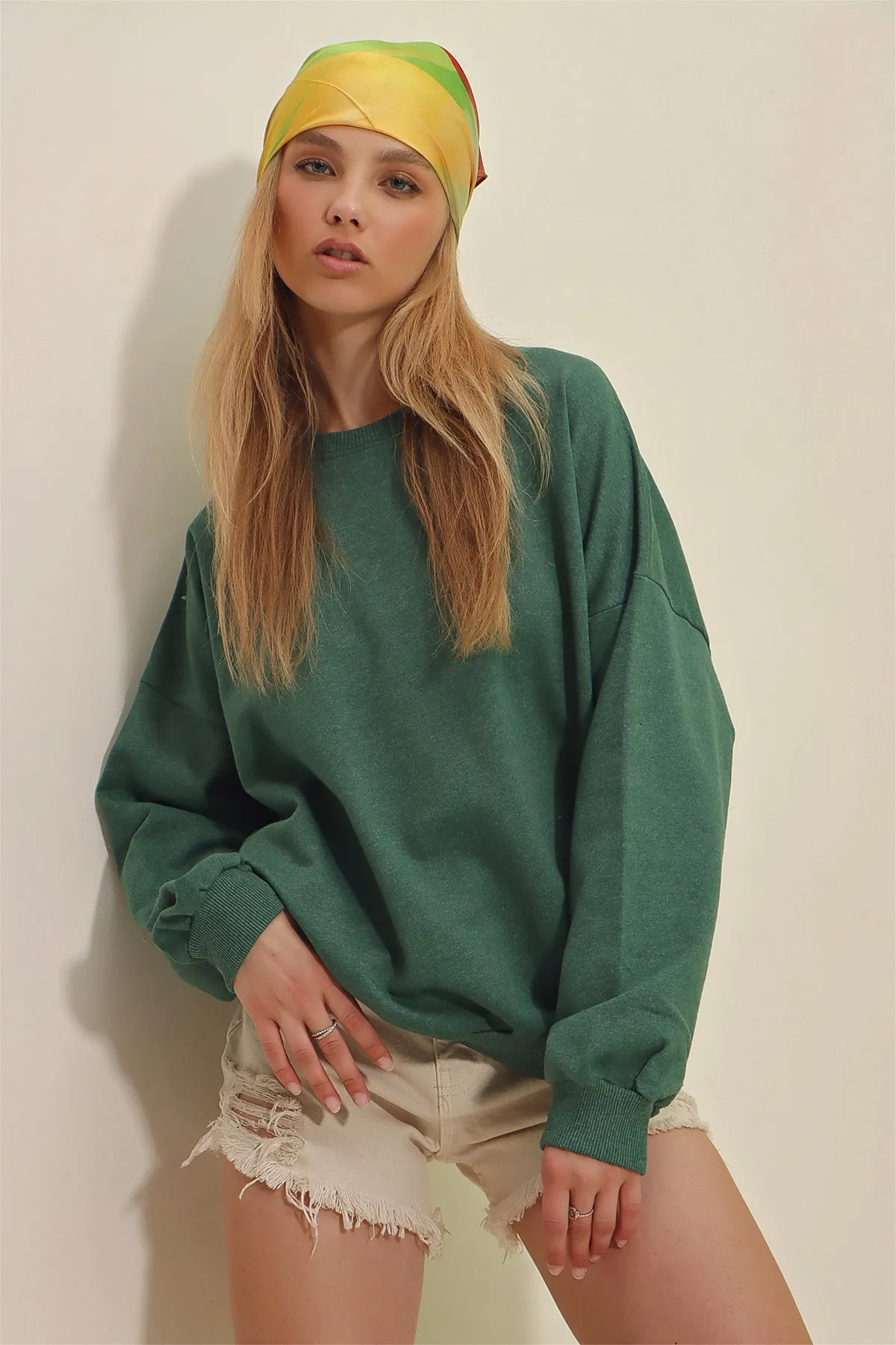 Trend Alaçatı Stili  Nefti Grünes Oversize-Sweatshirt mit Rundhalsausschnitt für Damen ALC-669-001