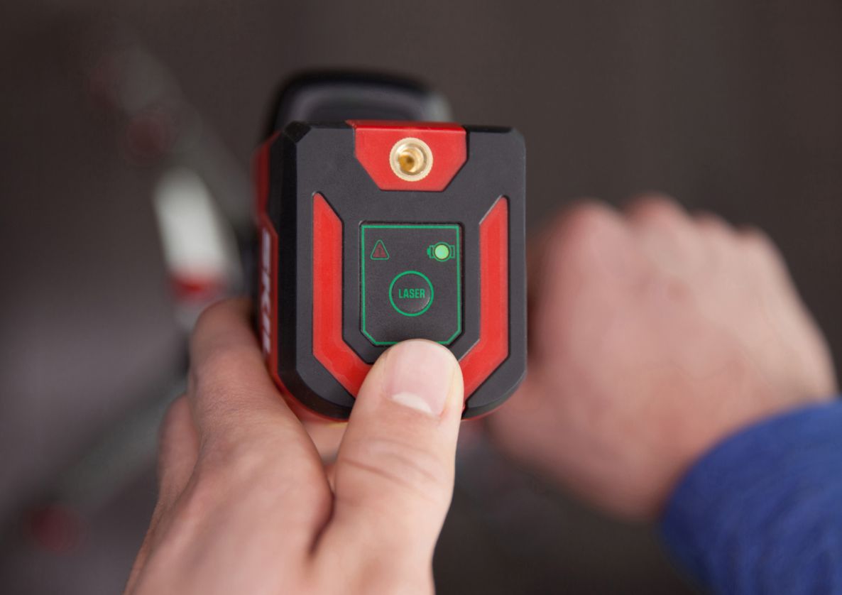 Laser de linhas cruzadas autonivelante verde SKIL MT1E1911DA + tripé e cabo de carregamento USB