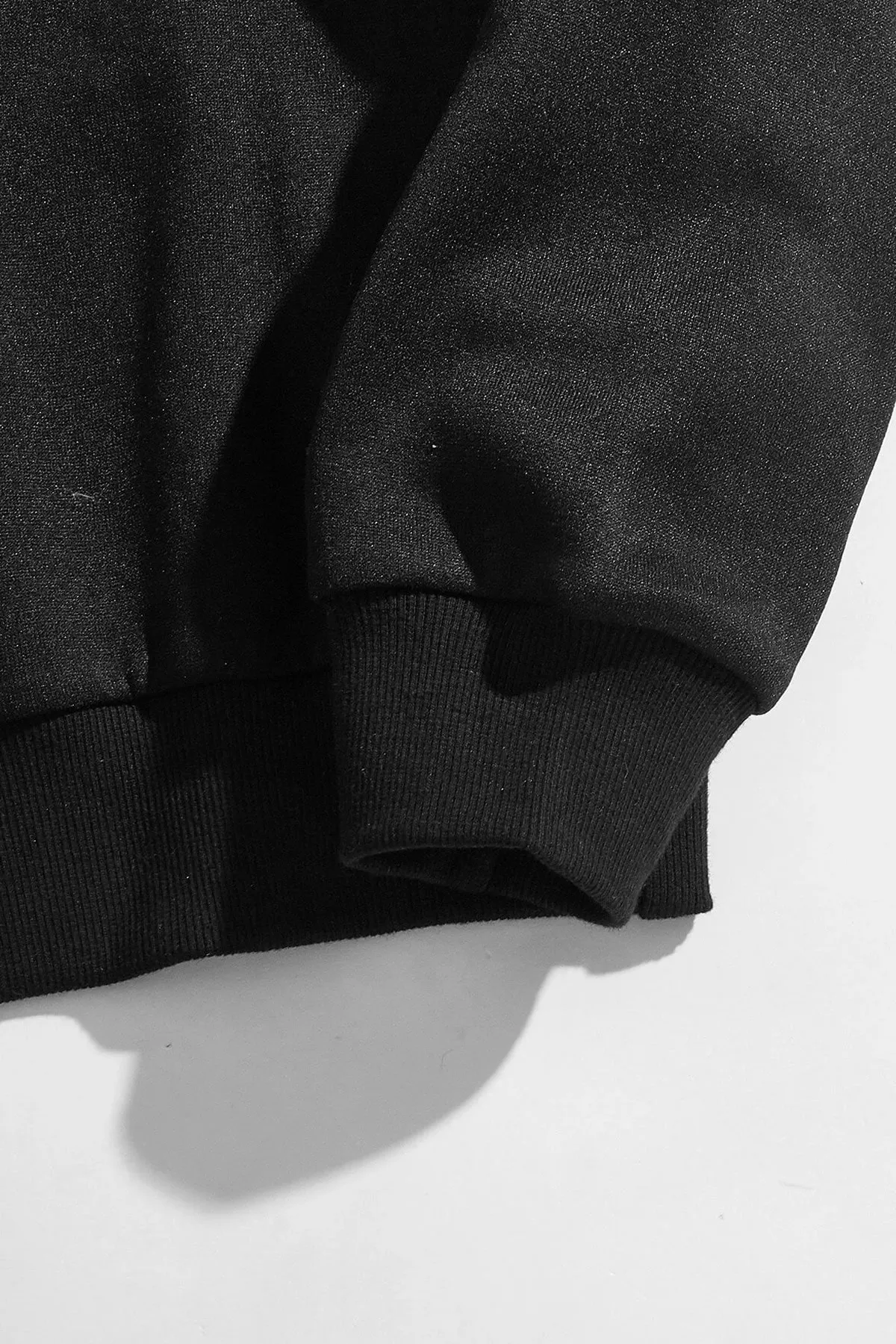 MODAGEN  Unisex-Sweatshirt mit schwarzem Oversize-Print „Brooklyn“ in Rot