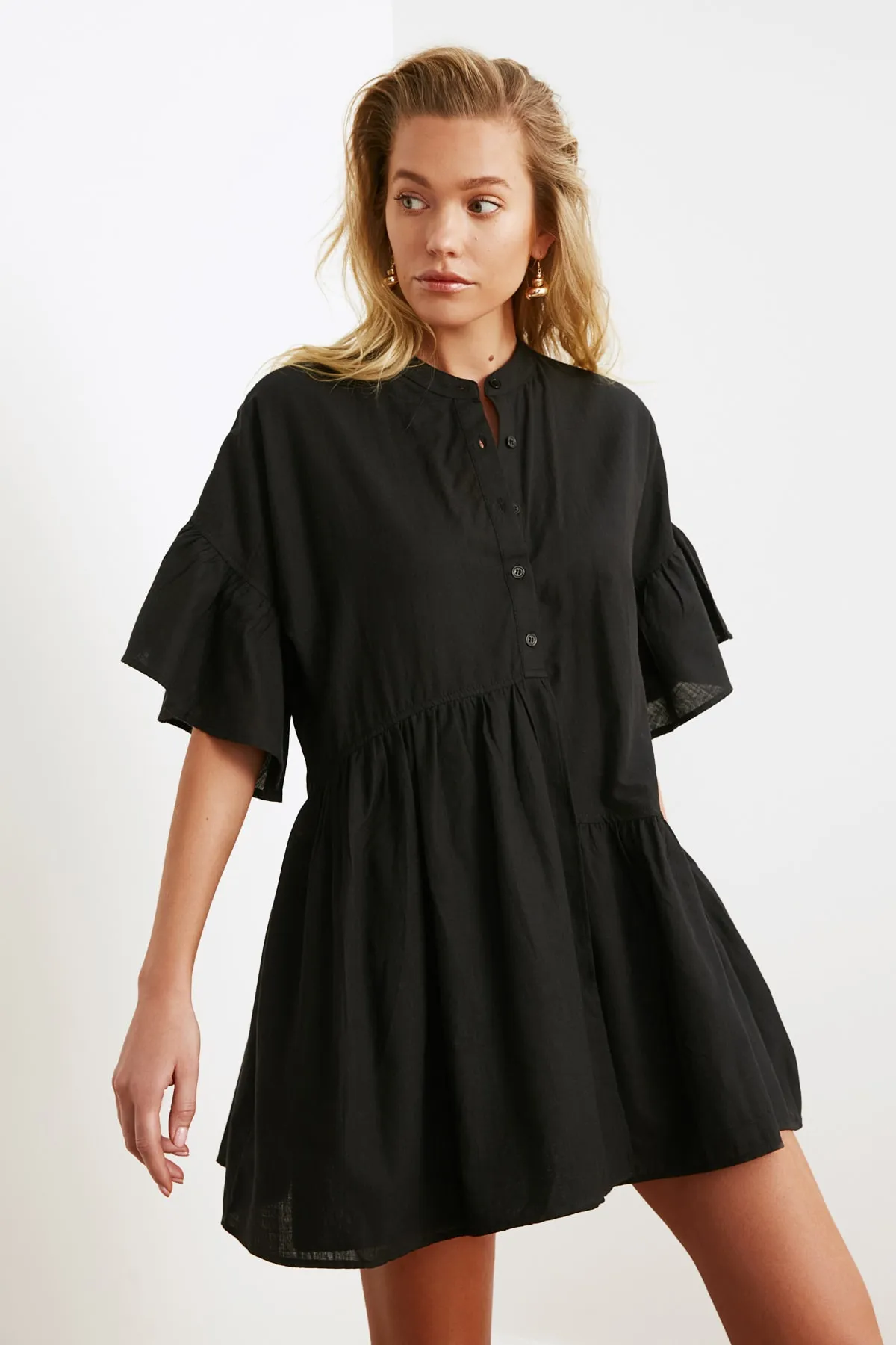 Trendyol Collection  Schwarzes, weit geschnittenes Mini-Strandkleid mit gewebtem Volant aus 100 % Baumwolle TBESS20EL0873