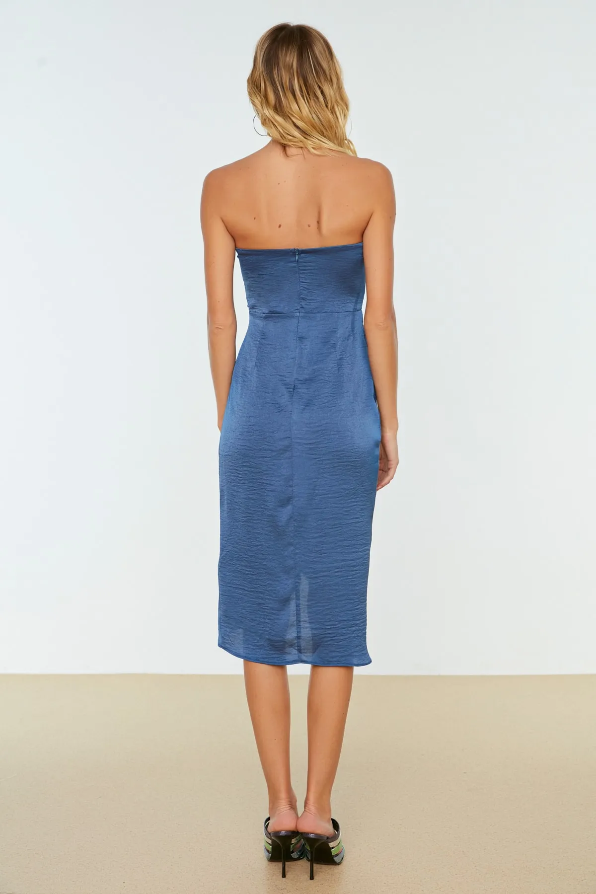 Trendyol Collection  Indigofarbenes, elegantes Abendkleid aus Satin mit Bügeln TPRSS22EL2021
