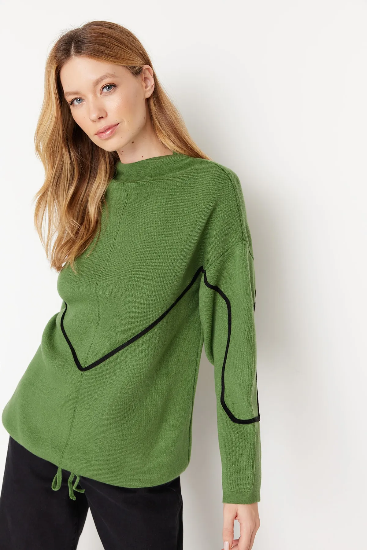 Trendyol Modest  Grüner Strickpullover mit Paspelierung und detailliertem Muster TCTAW22AK0002