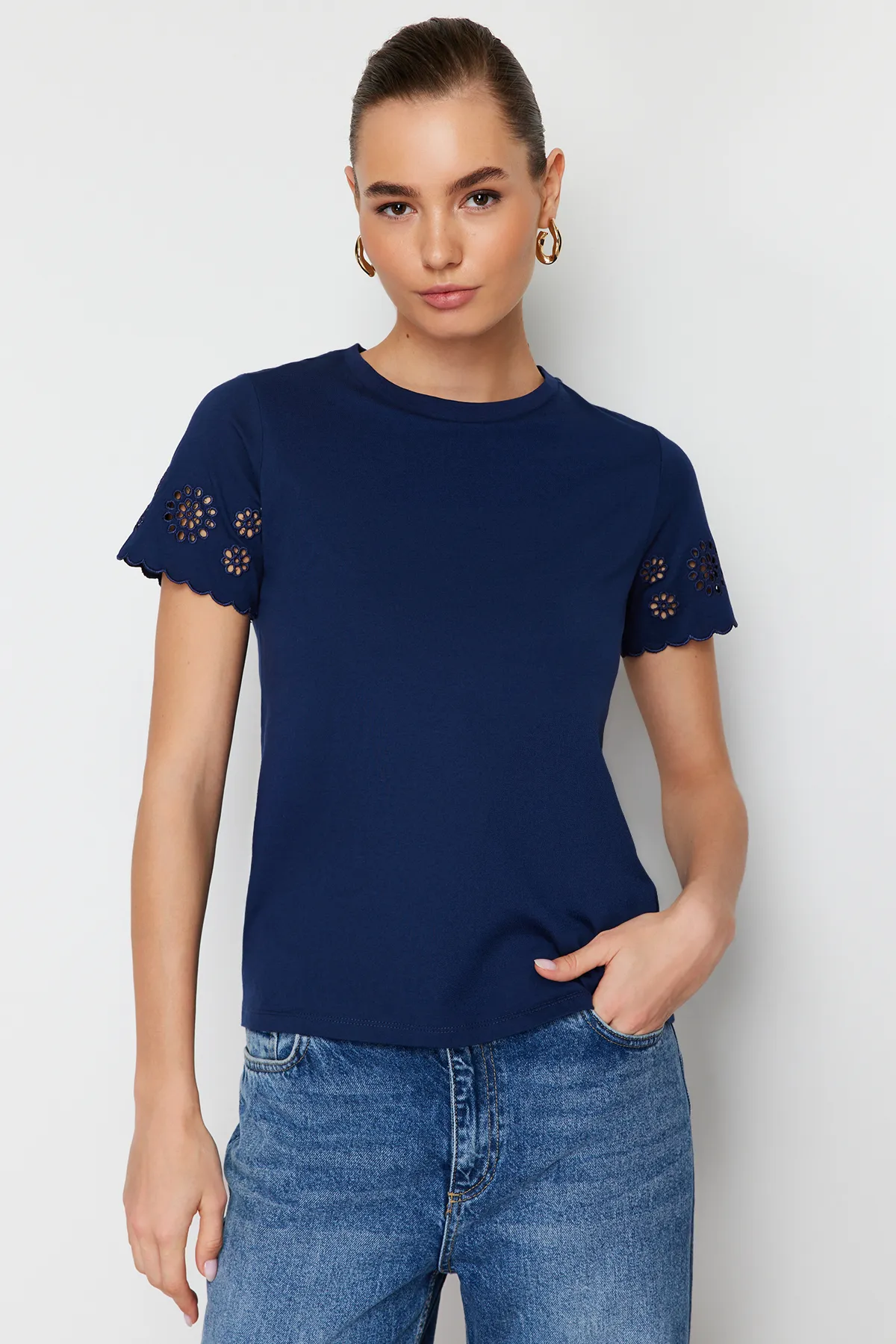 Trendyol Collection  Marineblaues Strick-T-Shirt mit Stickerei und detailliertem Normal-/Grundmuster TWOSS24TS00068