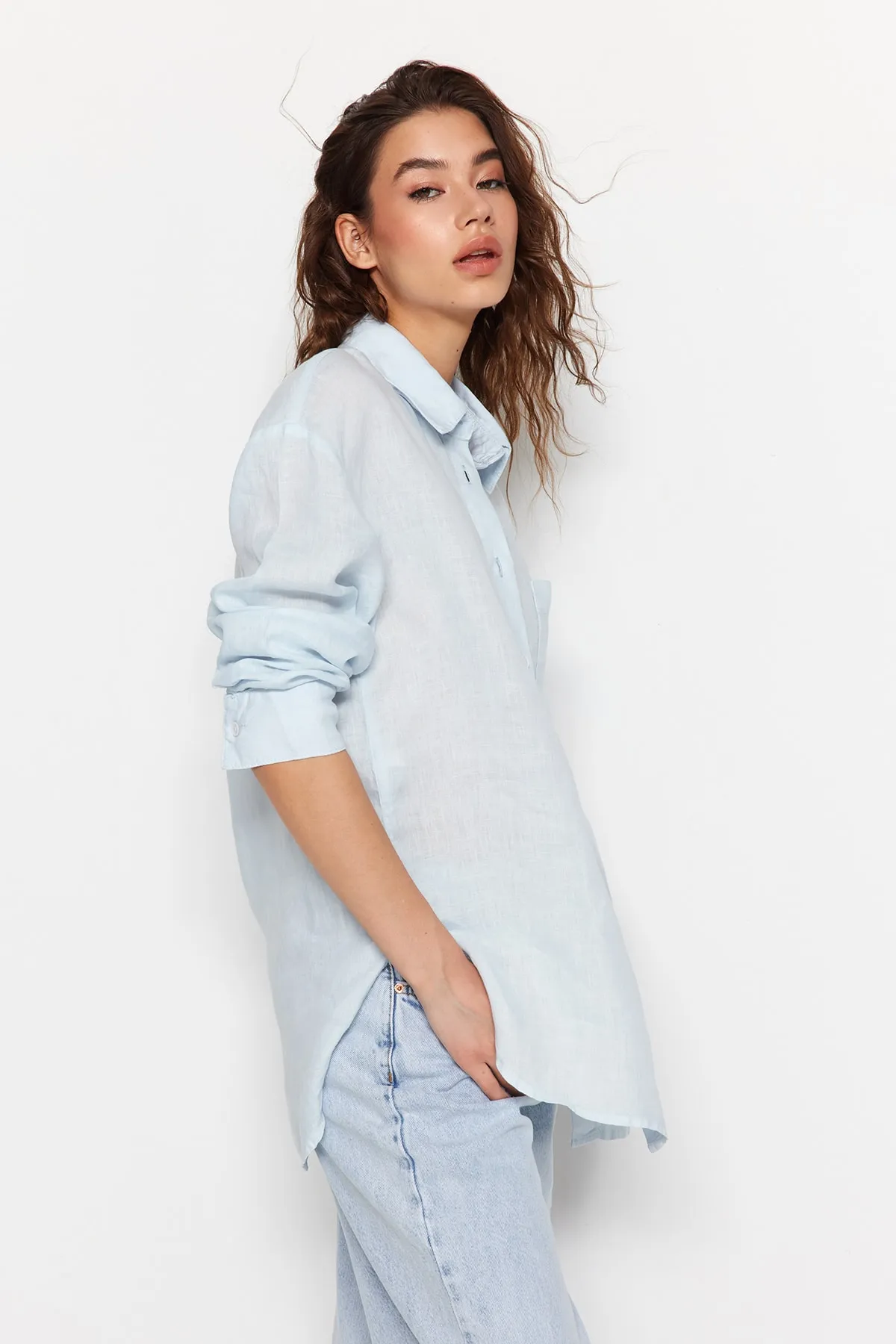 Trendyol Collection  Blaues Oversize-Hemd aus 100 % Leinen TWOSS23GO00443