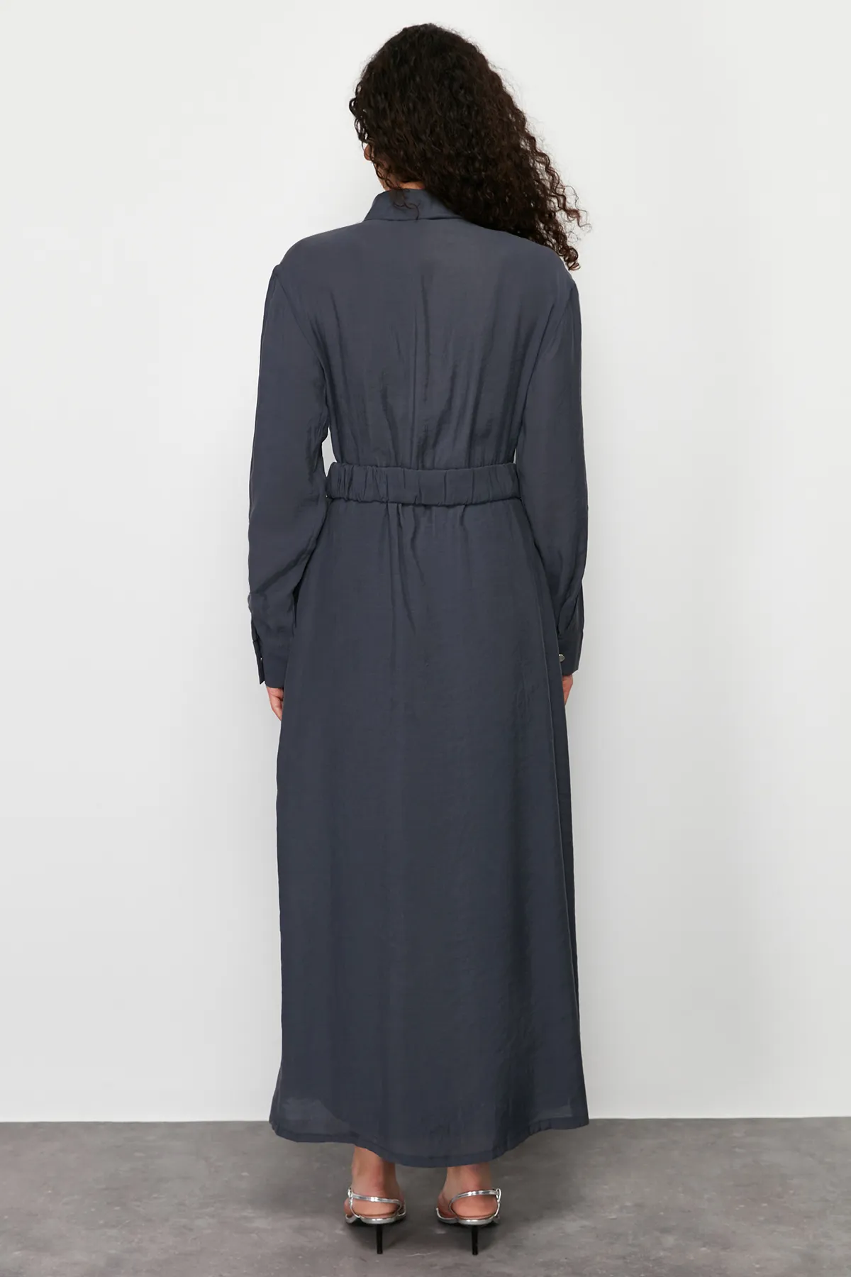 Trendyol Modest  Anthrazitfarbenes, schlicht gewebtes Hemdkleid TCTSS24EB00152