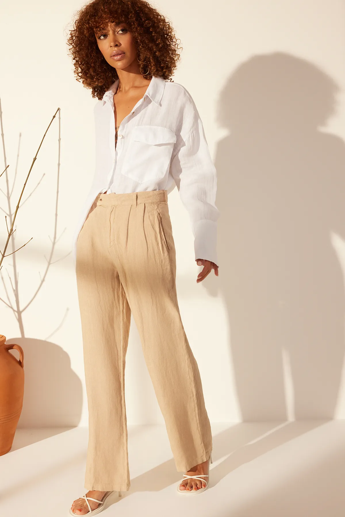 Trendyol Collection  Beigefarbene Plissierte Hose aus 100 % Leinen mit hoher Taille und weitem Bein TWOSS24JE00245