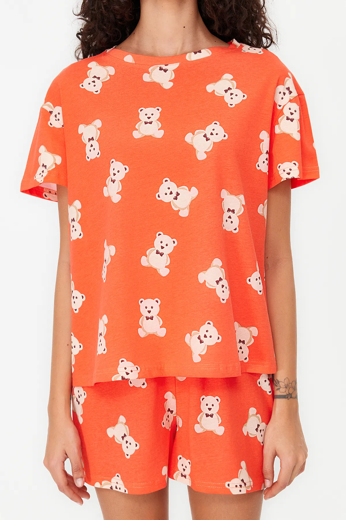 Trendyol Collection  Zimtfarbenes, gestricktes Pyjama-Set mit T-Shirt und Shorts aus 100 % Baumwolle mit Teddybär-Muster THMSS23PT00005