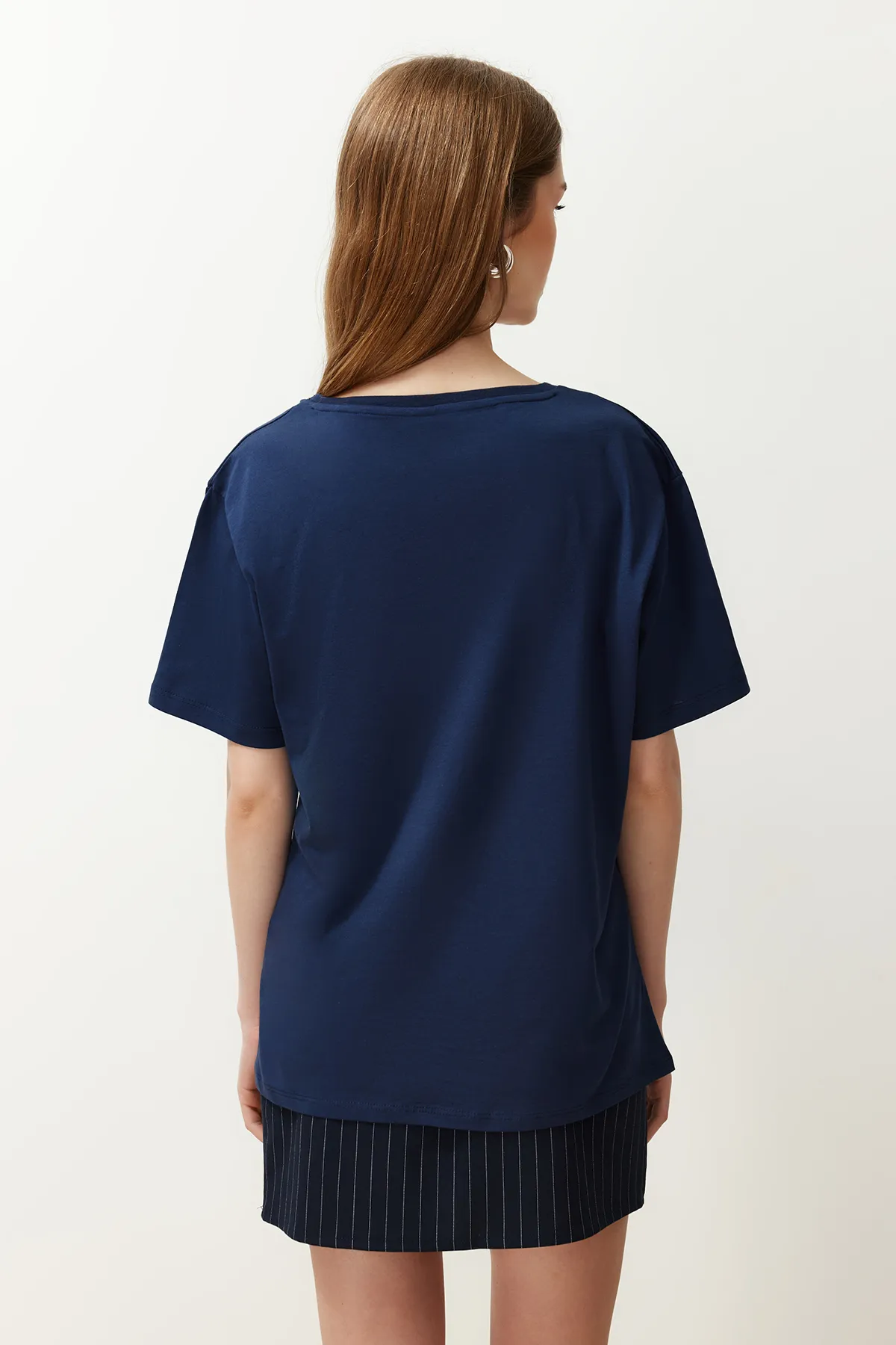 Trendyol Collection  Marineblaues, übergroßes/weites Strick-T-Shirt mit V-Ausschnitt, 100 % Baumwolle TWOSS23TS00003