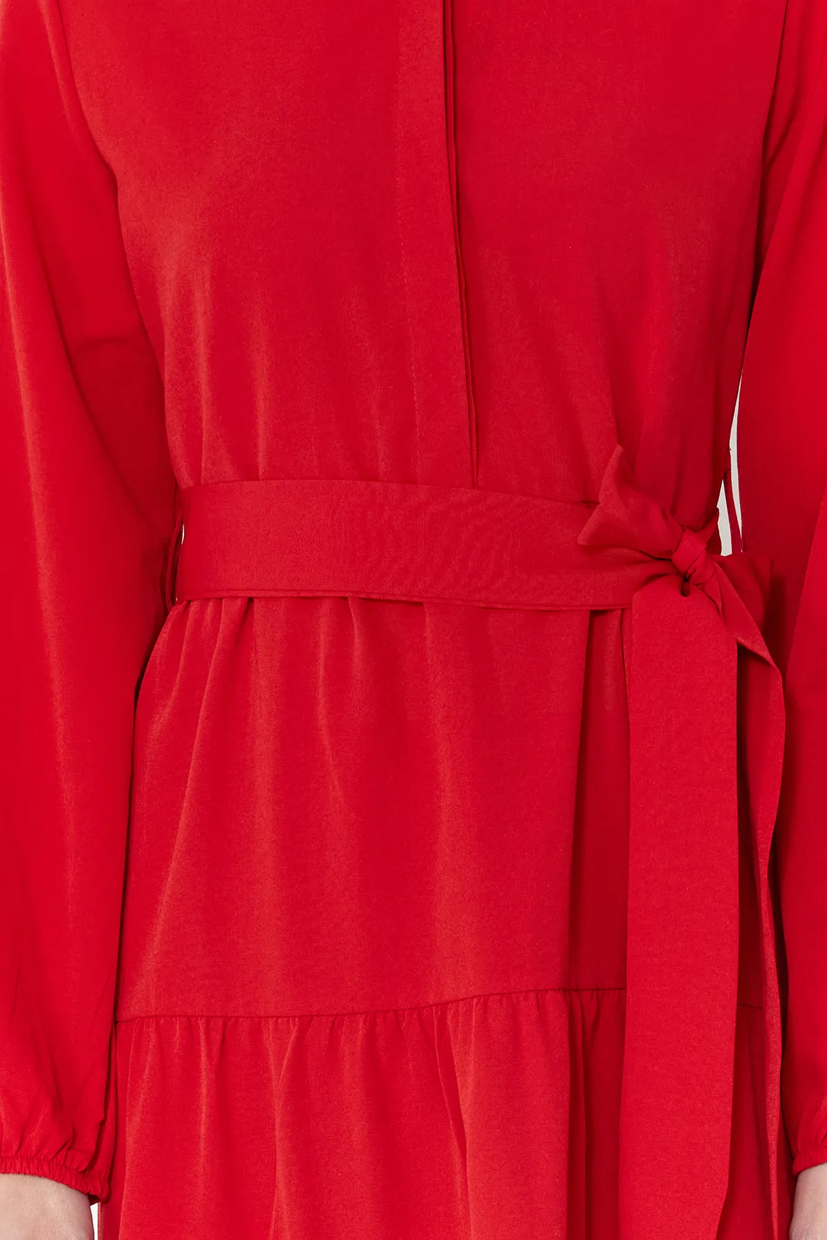 Trendyol Modest  Rotes gewebtes Kleid mit Gürtel, dominantem Kragen und Knopfdetail TCTSS21EL3343