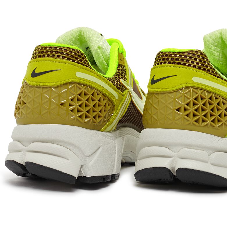 NIKE Wmns Zoom Vomero 5 