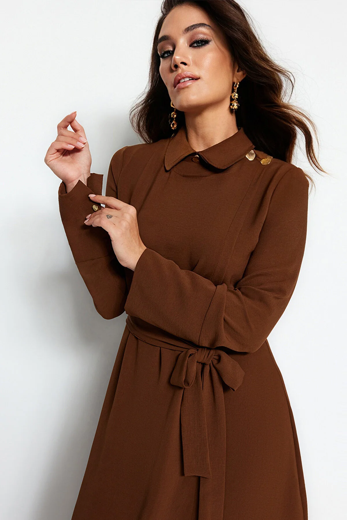 Trendyol Modest  Dunkelbraunes Aerobin-Maxi-Webkleid mit Gürtel TCTAW24EB00070