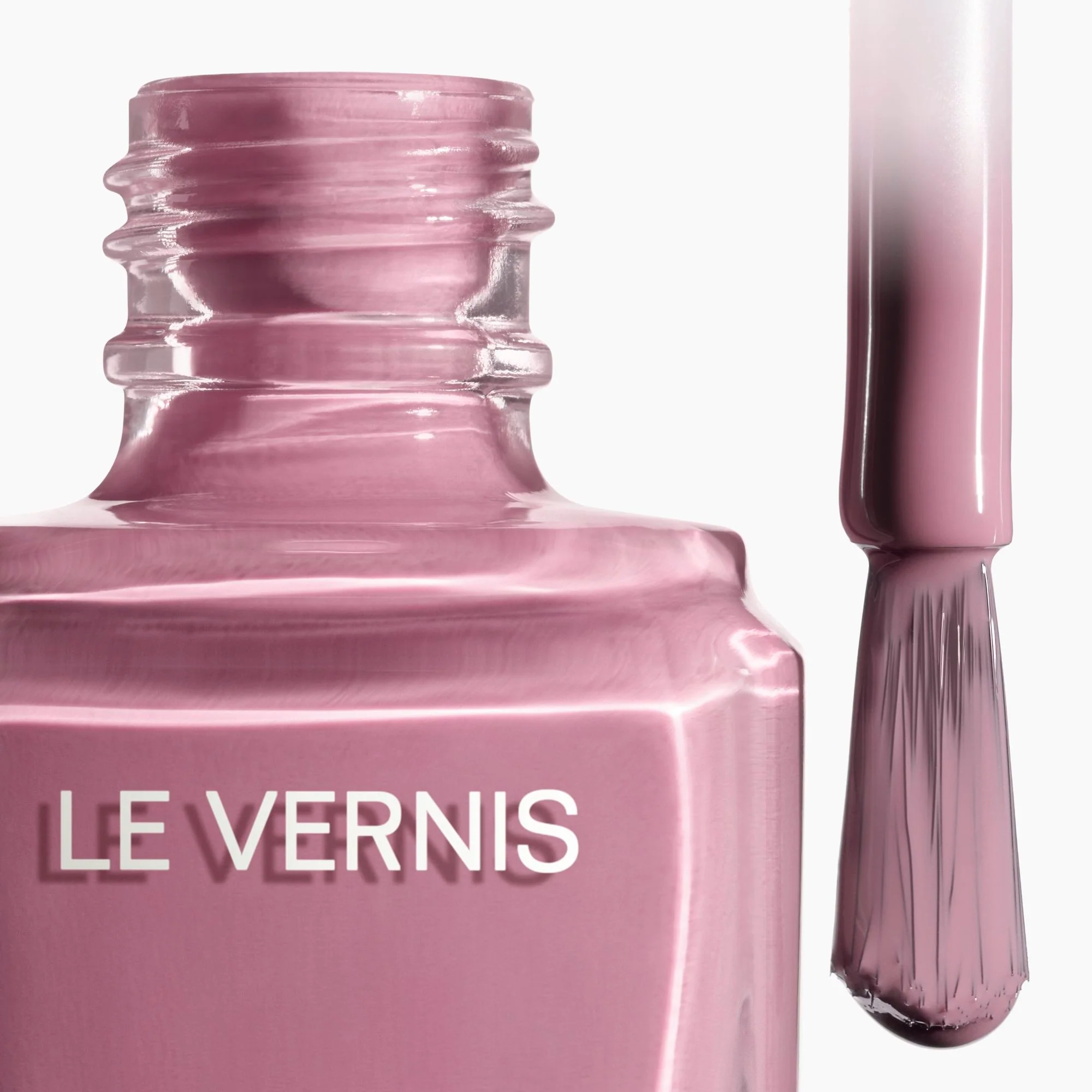 LE VERNIS - CULOARE ȘI STRĂLUCIRE DE LUNGĂ DURATĂ