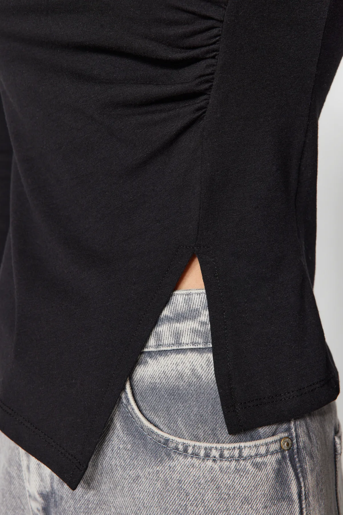 Trendyol Collection  Schwarze Strickbluse aus Baumwolle mit gerafftem Rundhalsausschnitt und einfachem Schlitz und detailliertem Schnitt TWOAW24BZ00388