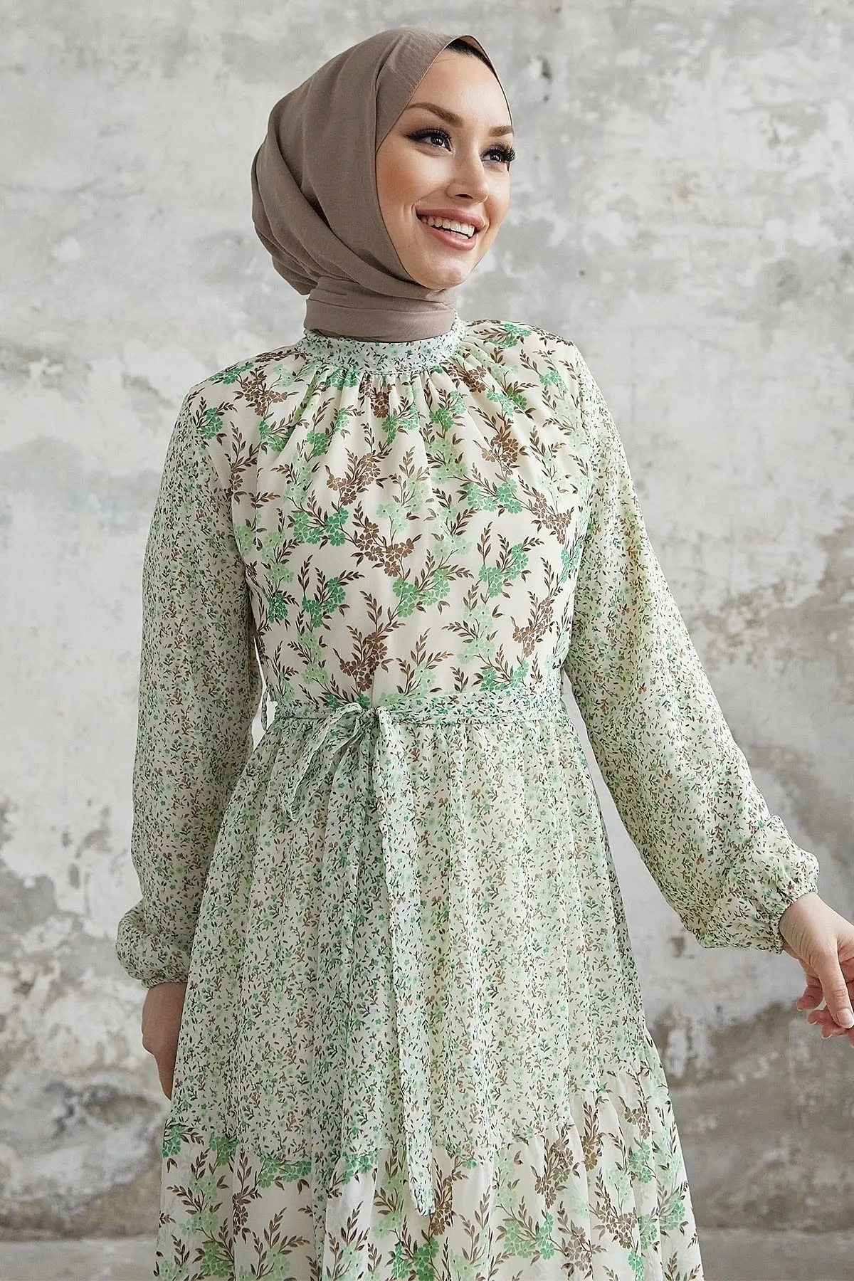 InStyle  Nessa Blumen-Chiffonkleid mit Gürtel – Grün