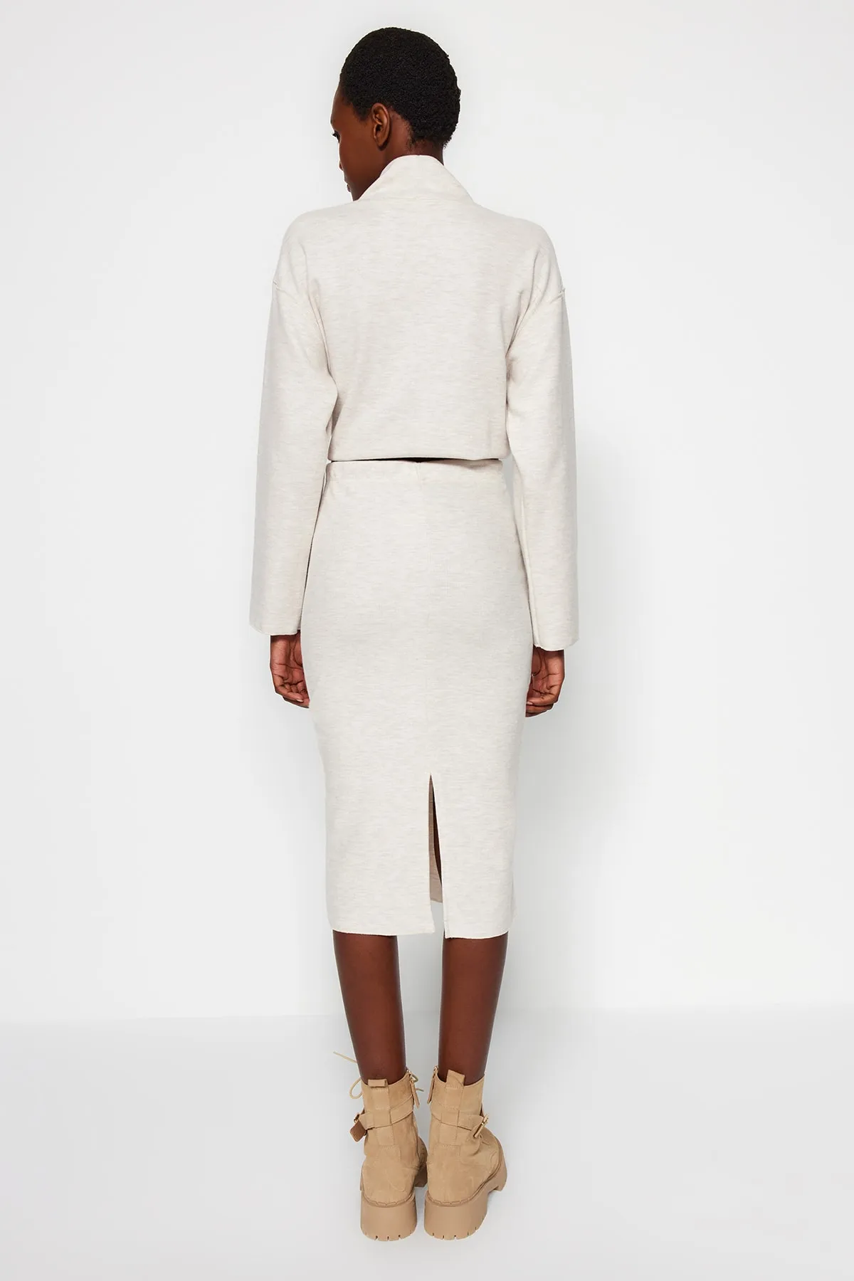 Trendyol Collection  Beigefarbener Midi-Bleistift-Strickrock Thessaloniki/Strickoptik mit normaler Taille TWOAW24ET00030