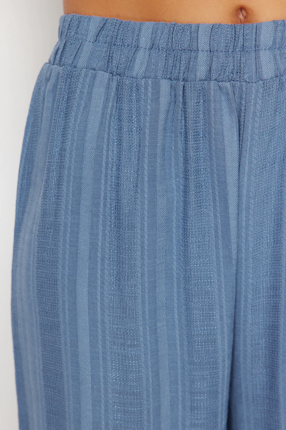 Trendyol Collection  Blaue gewebte Schlitzhose TBESS24PL00016
