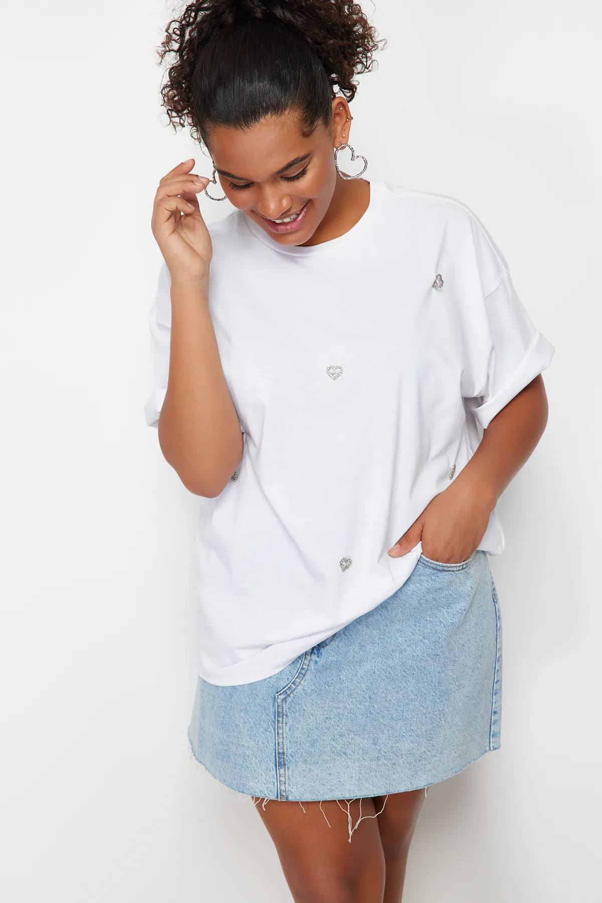 Trendyol Curve  Weißes Oversize-Strick-T-Shirt mit Herz-Accessoire und detailliertem Detail TBBSS24BF00008