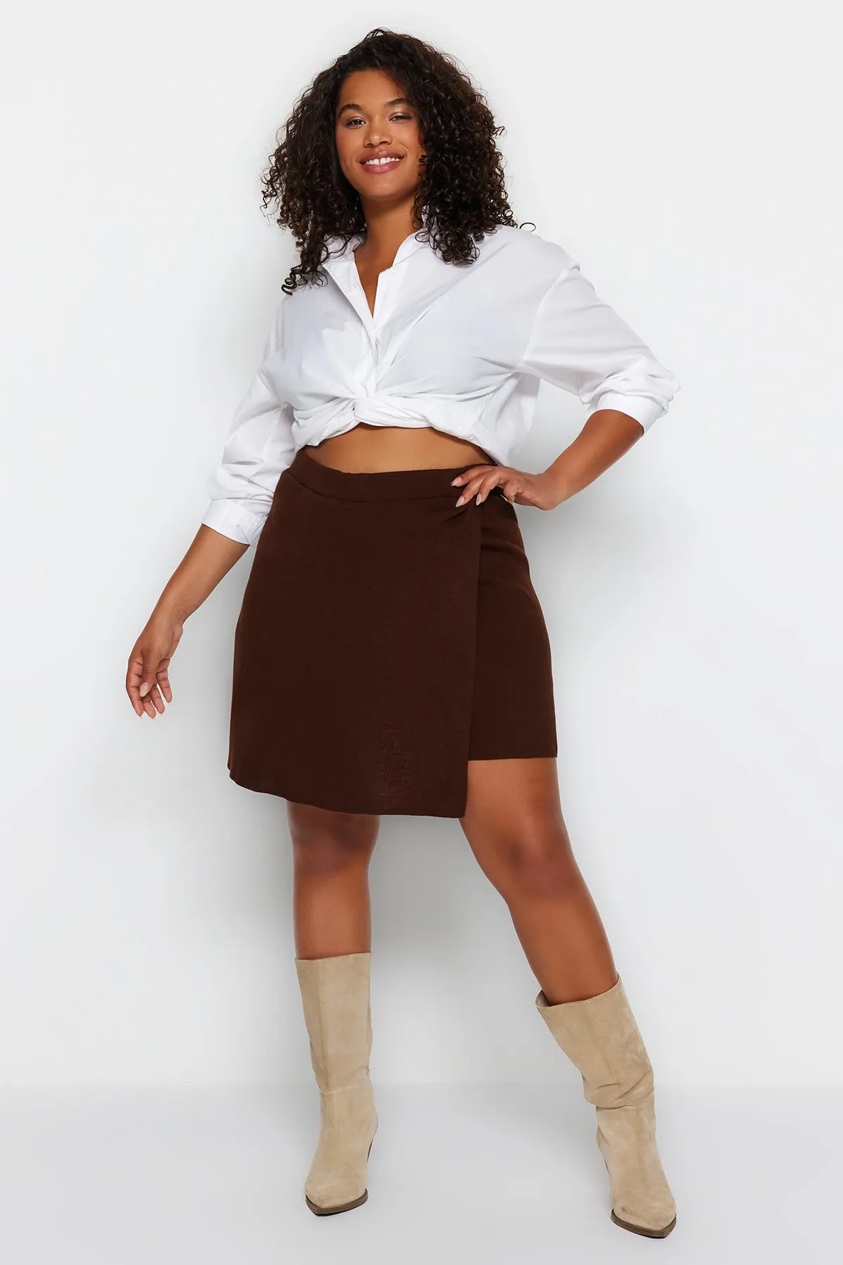 Trendyol Curve  Dunkelbrauner Mini-Strick-Shorts-Rock TBBAW23AZ00053