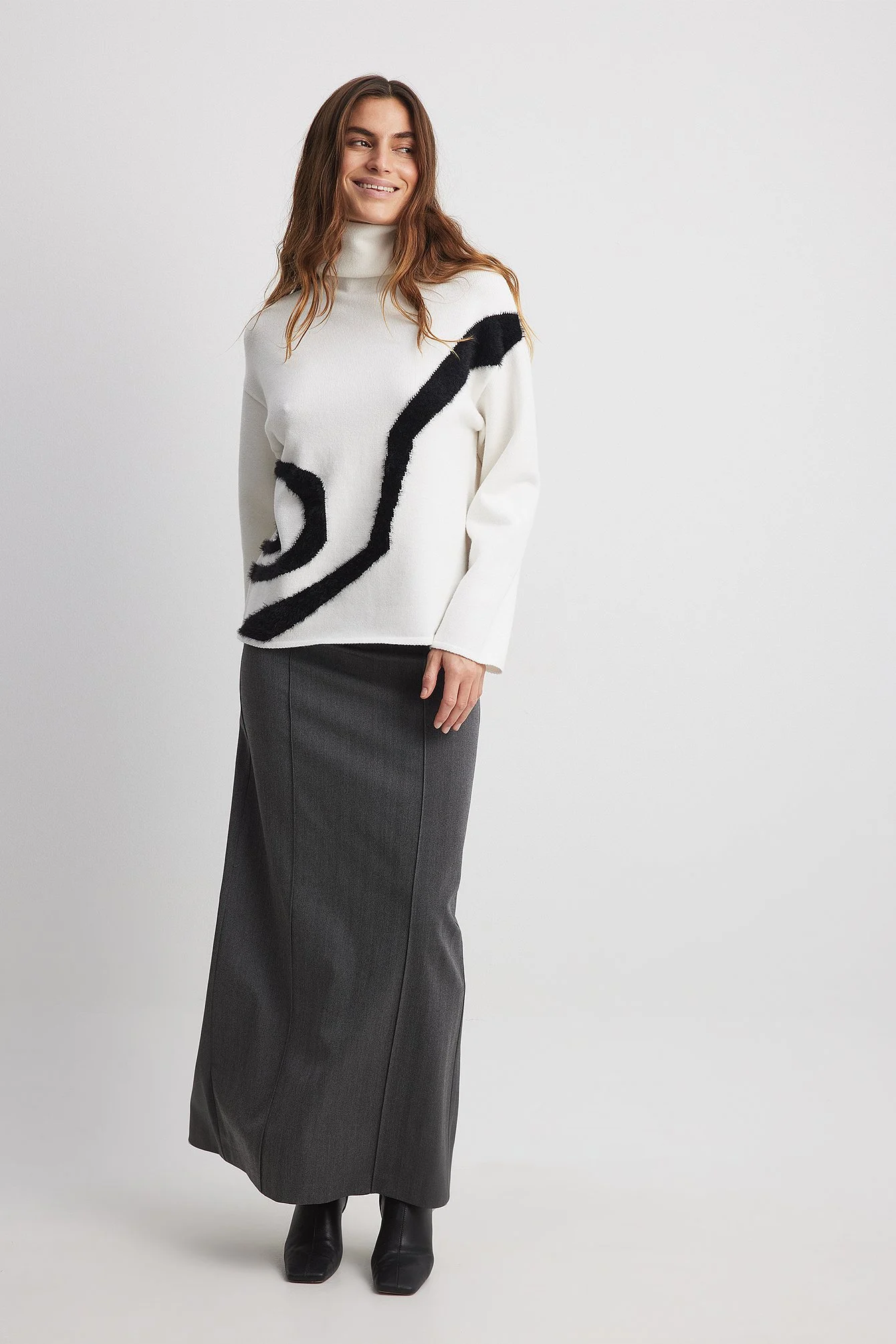 Strickpullover mit hohem Kragen und Kontrastdetails