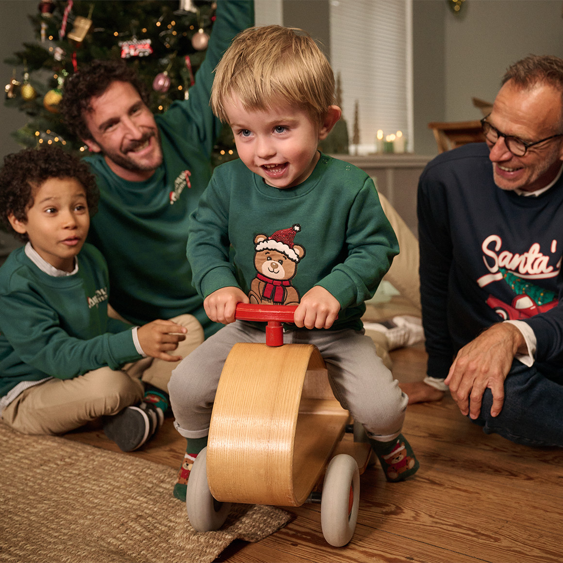 Baby Weihnachtssweatshirt mit Bär-Applikation dunkelgrün