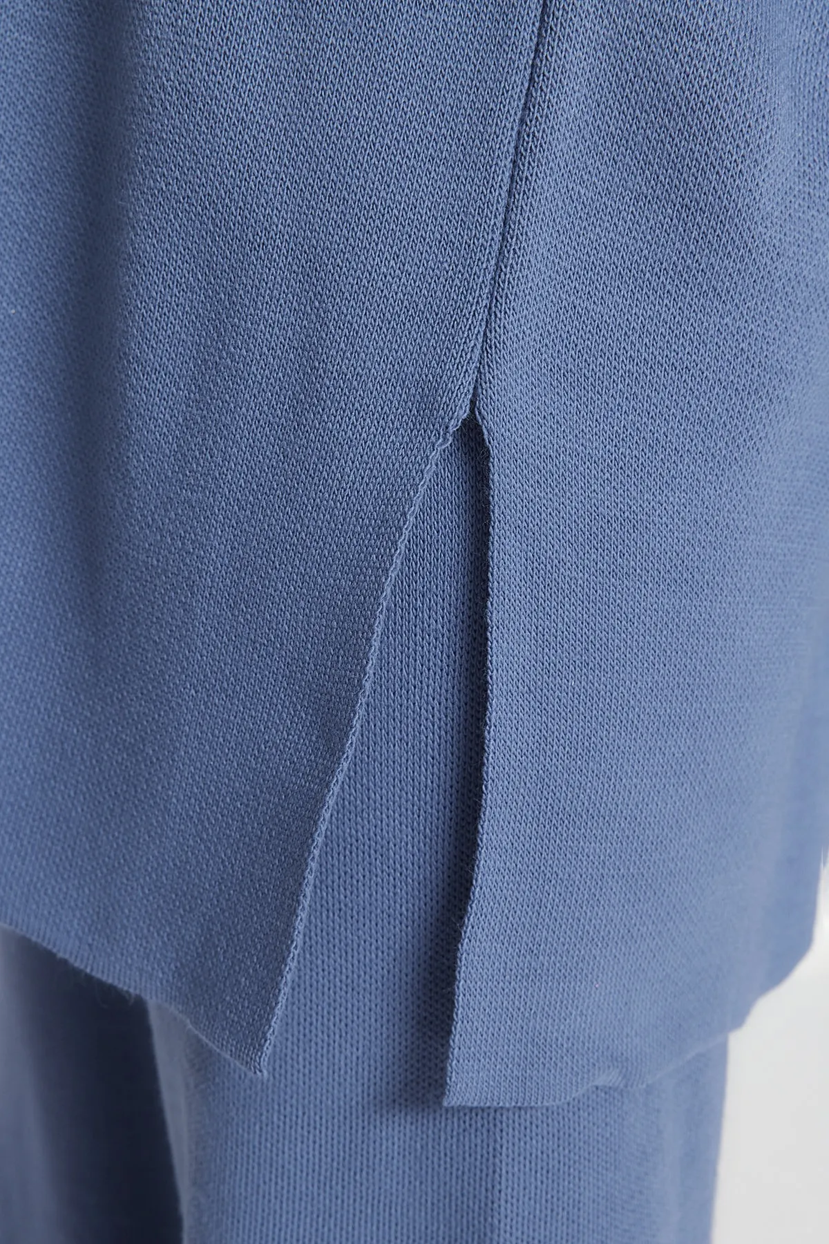 Trendyol Modest  Indigoblaues Strickoberteil-Set mit Schlitz und weitem Bein TCTAW24US00028