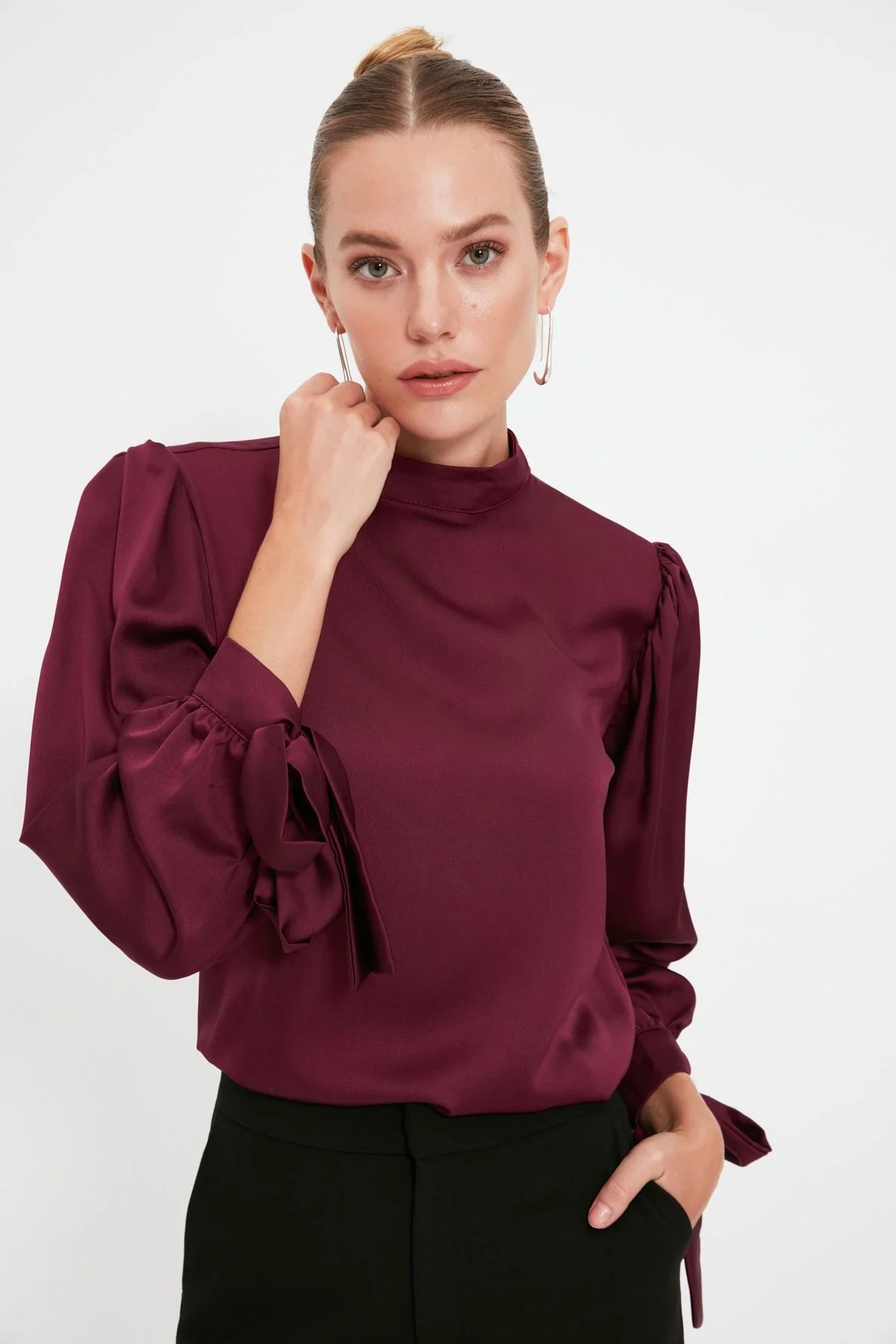 Trendyol Collection  Bluse aus gewebtem Satin – Pflaumenfarbe, mit Bindedetail TOFAW19FG0082