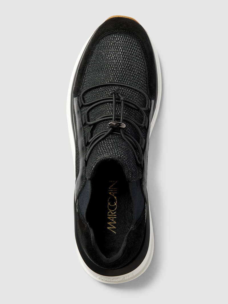 Sneaker mit Label-Detail in schwarz
