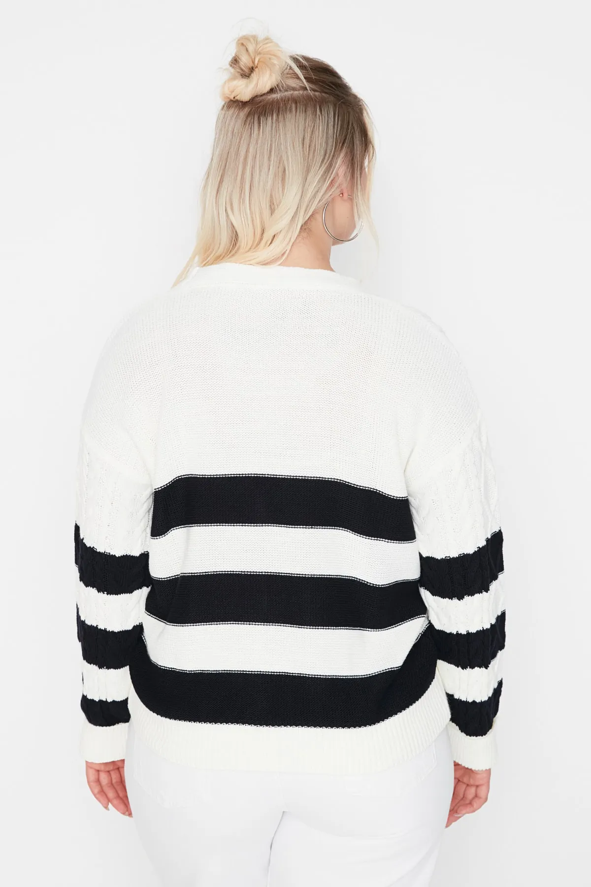 Trendyol Curve  Schwarz-weiß gestreifter Strick-Cardigan TBBAW23AV00007