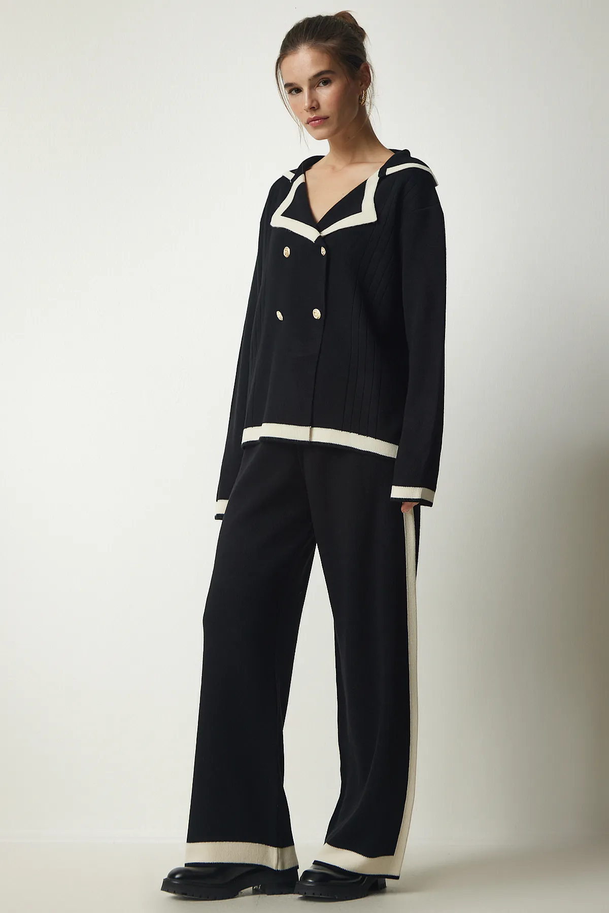 Happiness İstanbul  Schwarzes Strickwaren-Set mit gestreifter Strickjacke und Hose für Damen PF00028