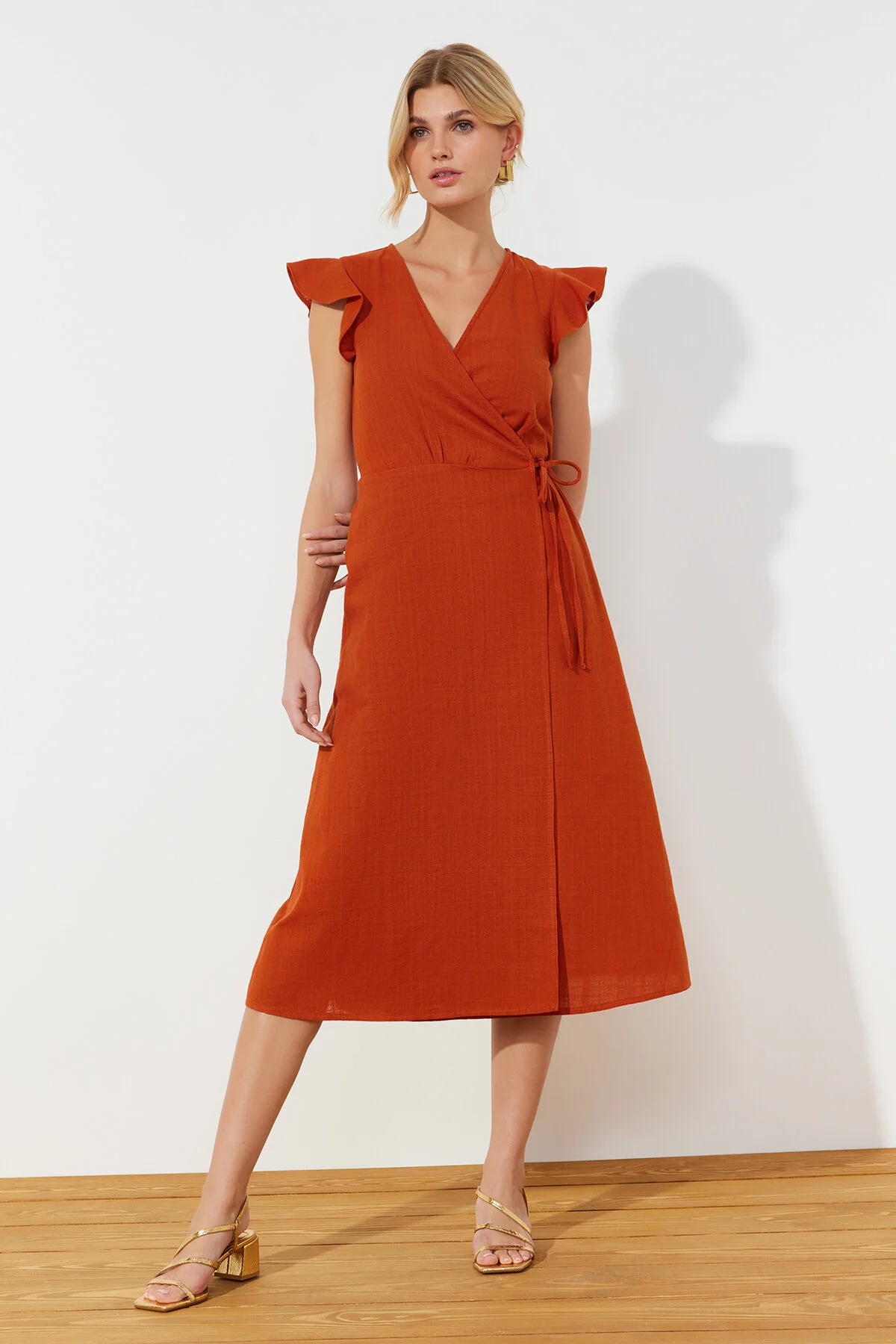Trendyol Collection  Zweireihiges Midi-Kleid in gewebter Leinenoptik mit gefliestem Rüschendetail TWOSS24EL00071