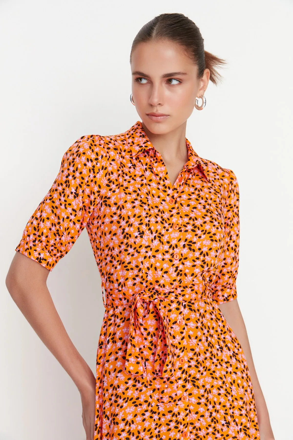 Trendyol Collection  Orangefarbenes, gewebtes Midi-Hemdkleid aus Viskose mit Blumendruck und Gürtel TWOSS20EL1559