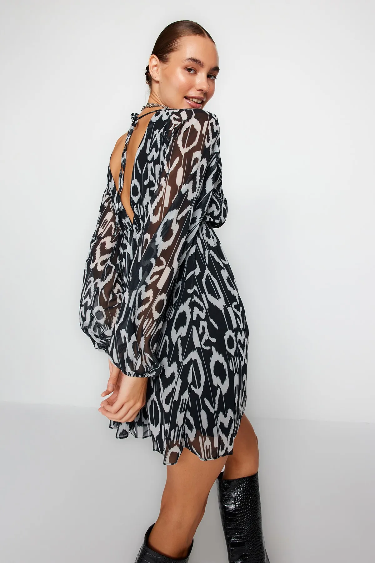 Trendyol Collection  Schwarzes, mit Chiffon gefüttertes, gewebtes Minikleid mit Taillenöffnung TWOSS23EL00519