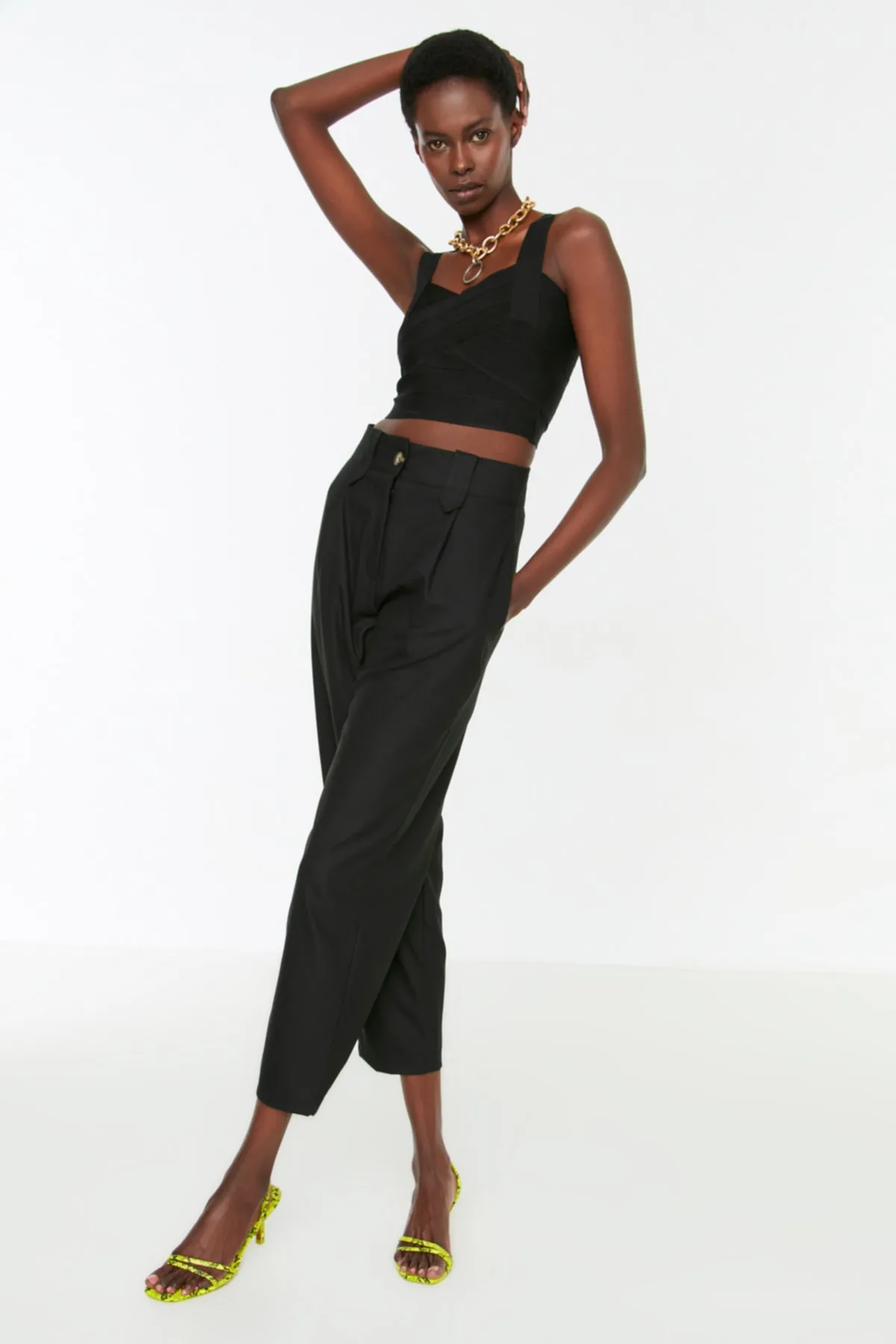 Trendyol Collection  Schwarze Karottenhose aus Polyviscon-Gewebe mit hoher Taille TWOSS22PL0280