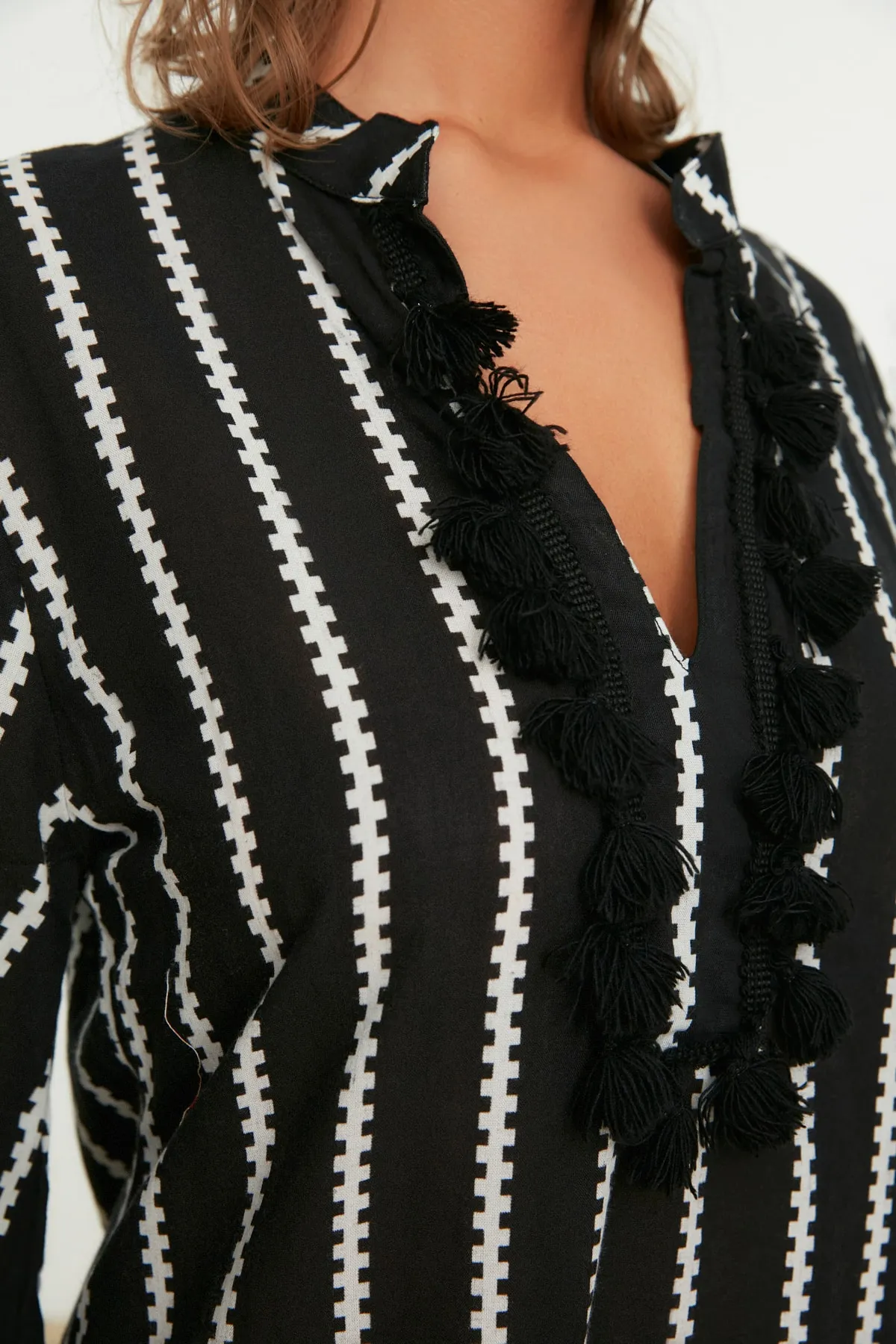 Trendyol Collection  Schwarz gestreifter Maxi-Kimono und Kaftan aus 100 % Baumwolle mit gewebten Quasten TBESS20KM0024