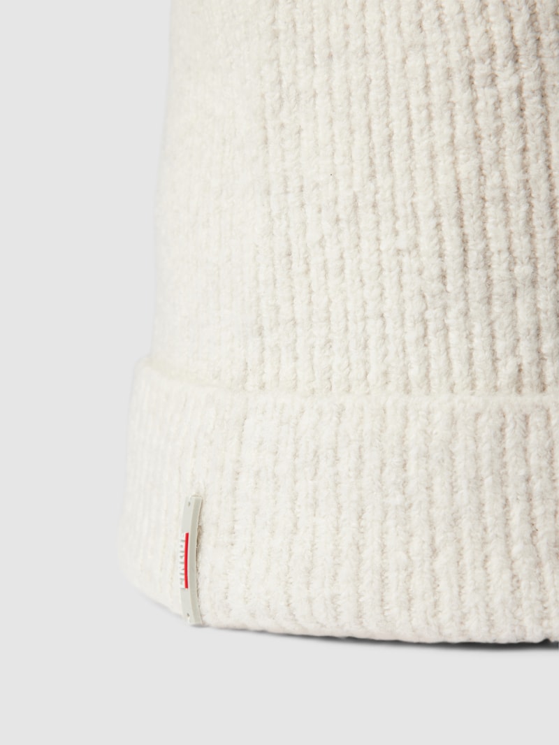 Beanie mit Label-Detail Modell 'Oresto' in offwhite