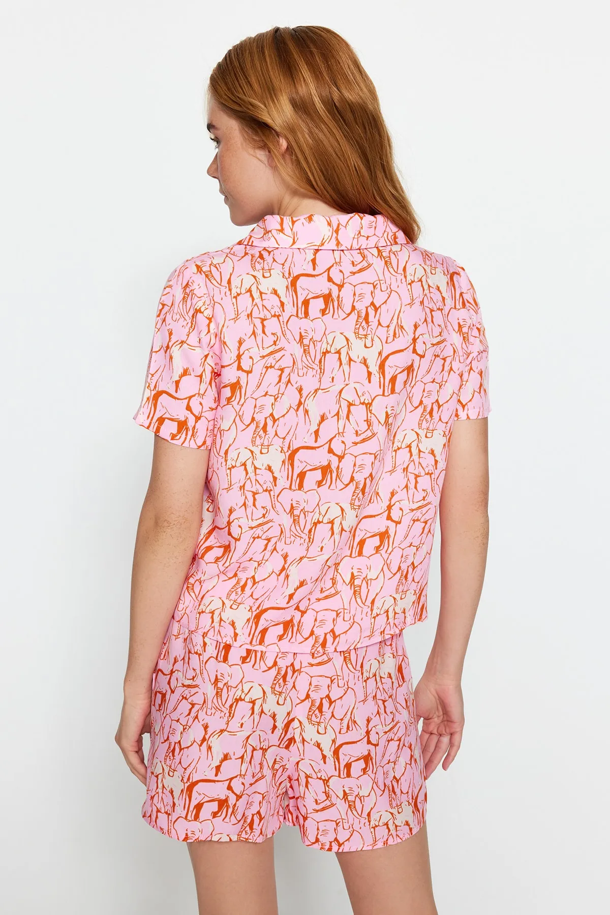 Trendyol Collection  Rosafarbenes, gewebtes Pyjama-Set aus Hemd und Shorts mit Tiermuster aus Viskose THMSS21PT0861