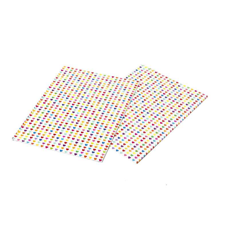 2 feuilles papier cadeau coeurs Oxybul